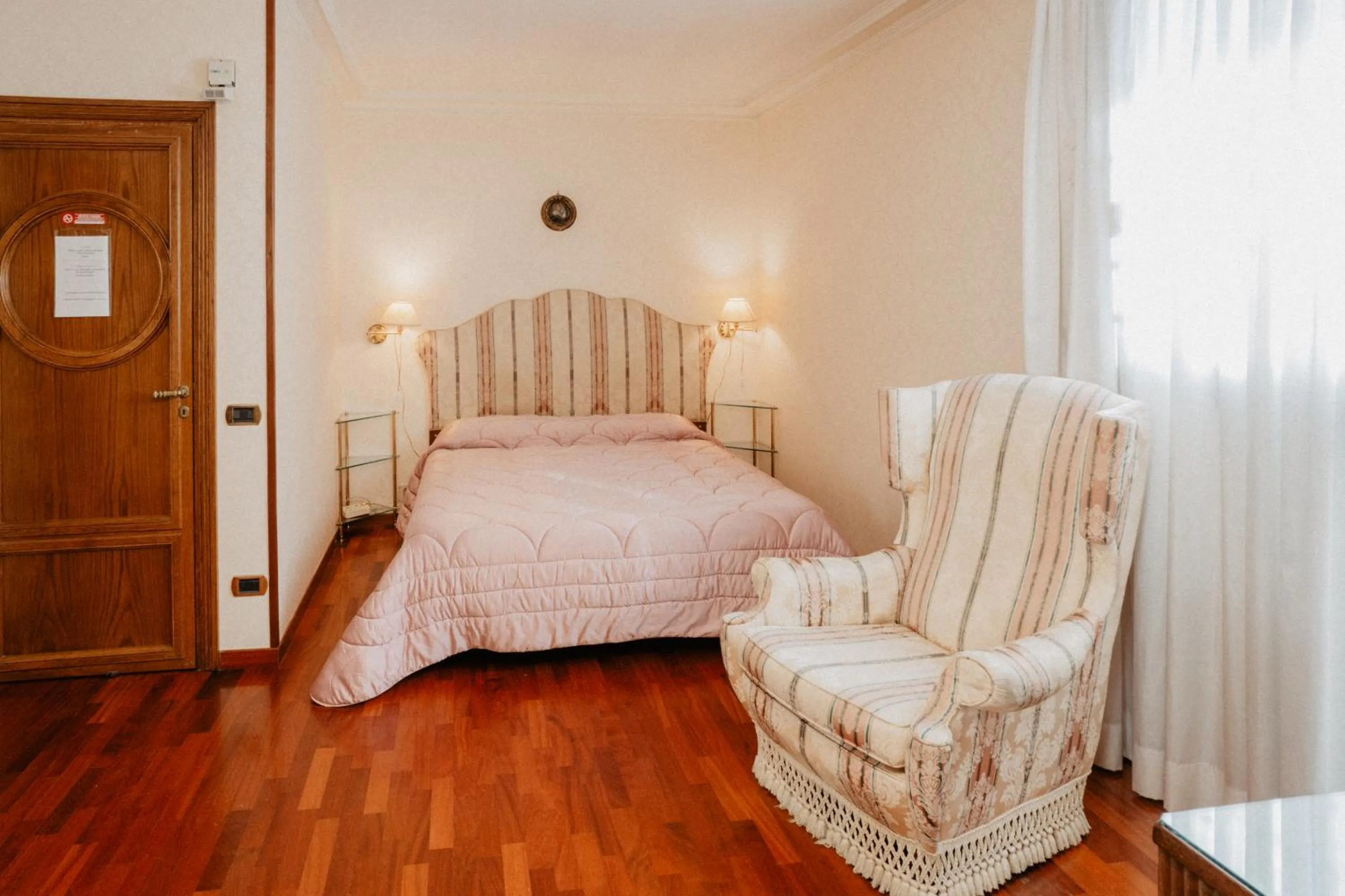 Suite with Terrace - single occupancy in Villa Luigi XVI