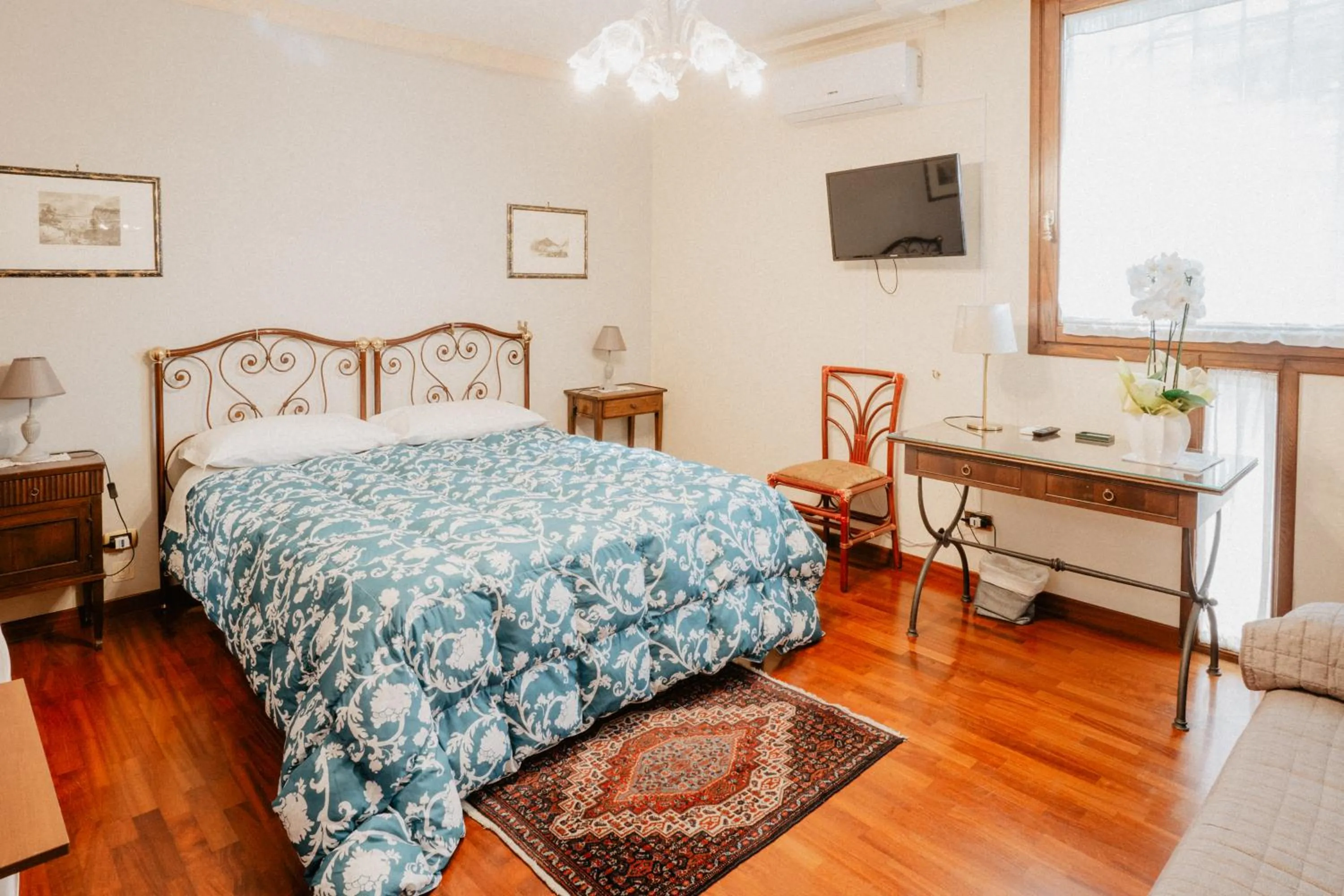 Twin Room with Private Bathroom - single occupancy in Villa Luigi XVI