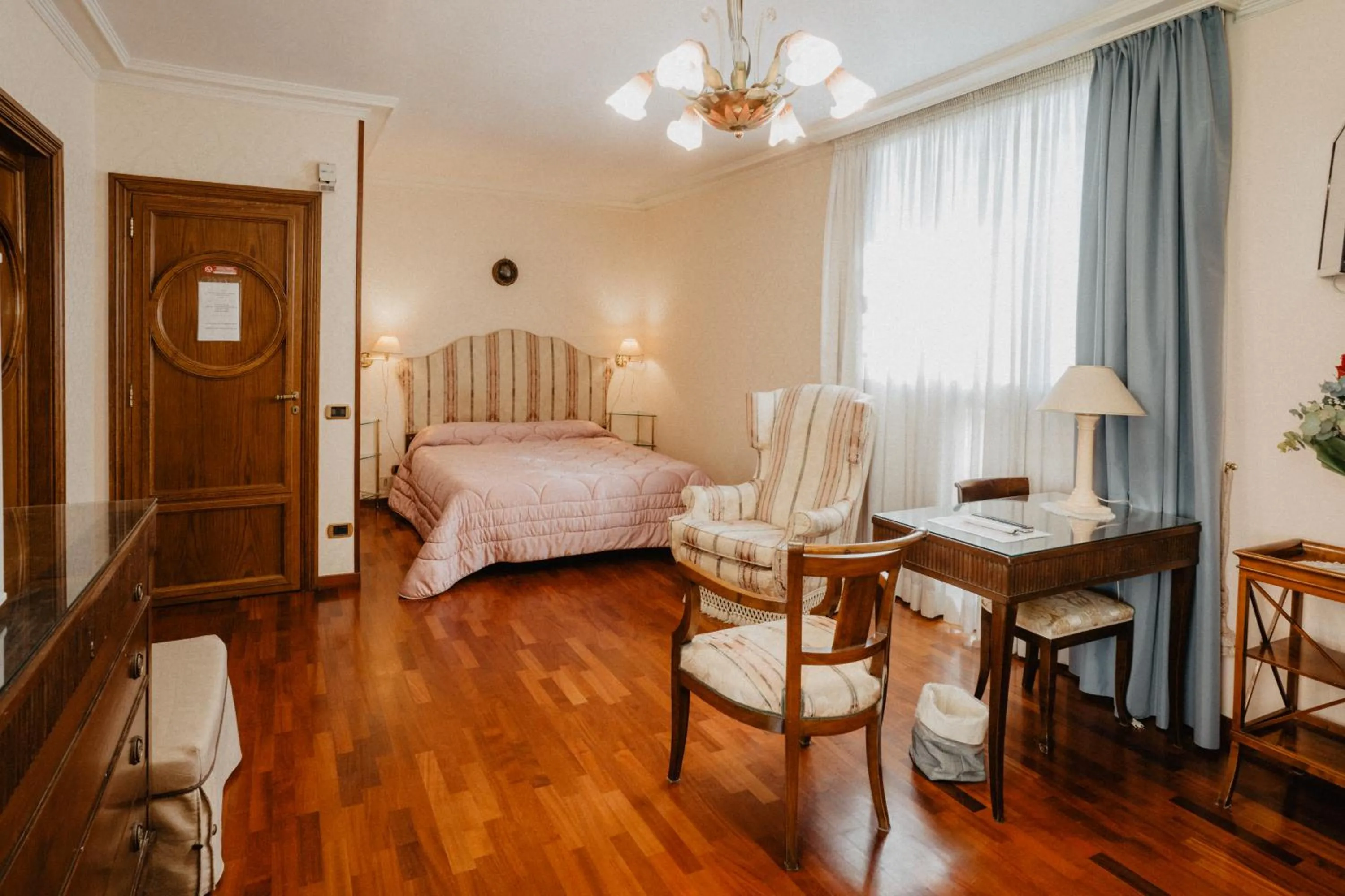 Suite with Terrace - single occupancy in Villa Luigi XVI