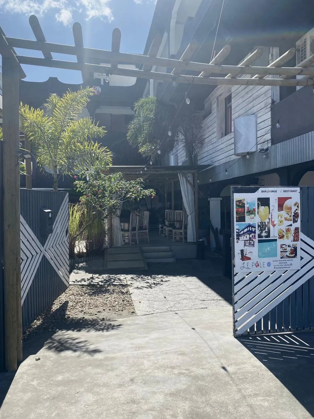Facade/entrance in Le Pôle