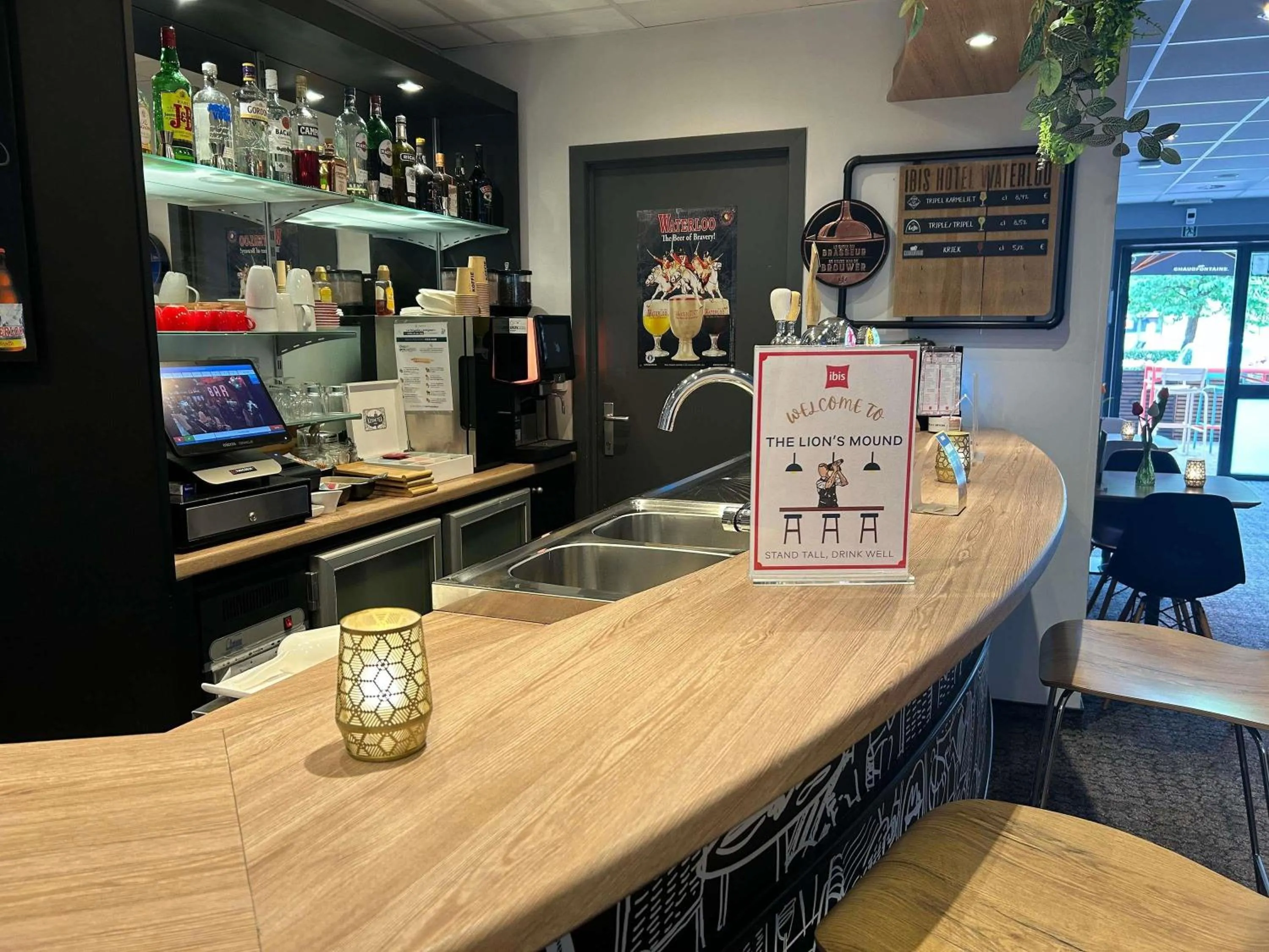 Lounge or bar in ibis Brussels Waterloo