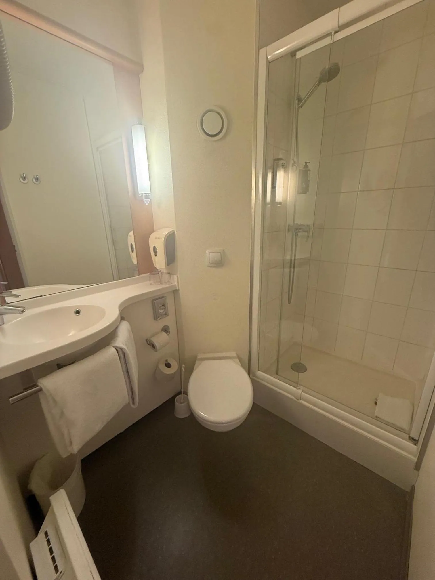 Bathroom in ibis Brussels Waterloo