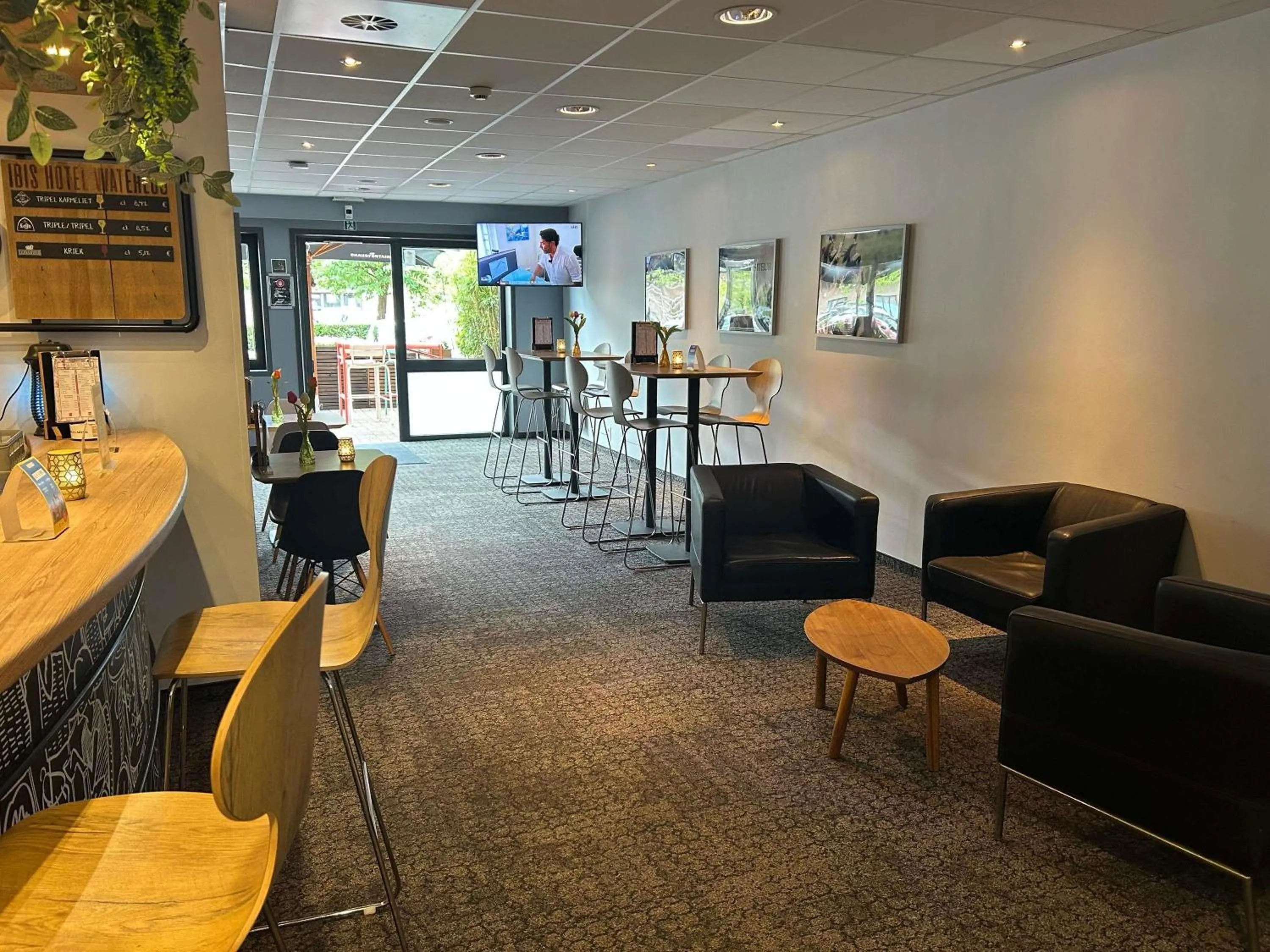 Lounge or bar in ibis Brussels Waterloo