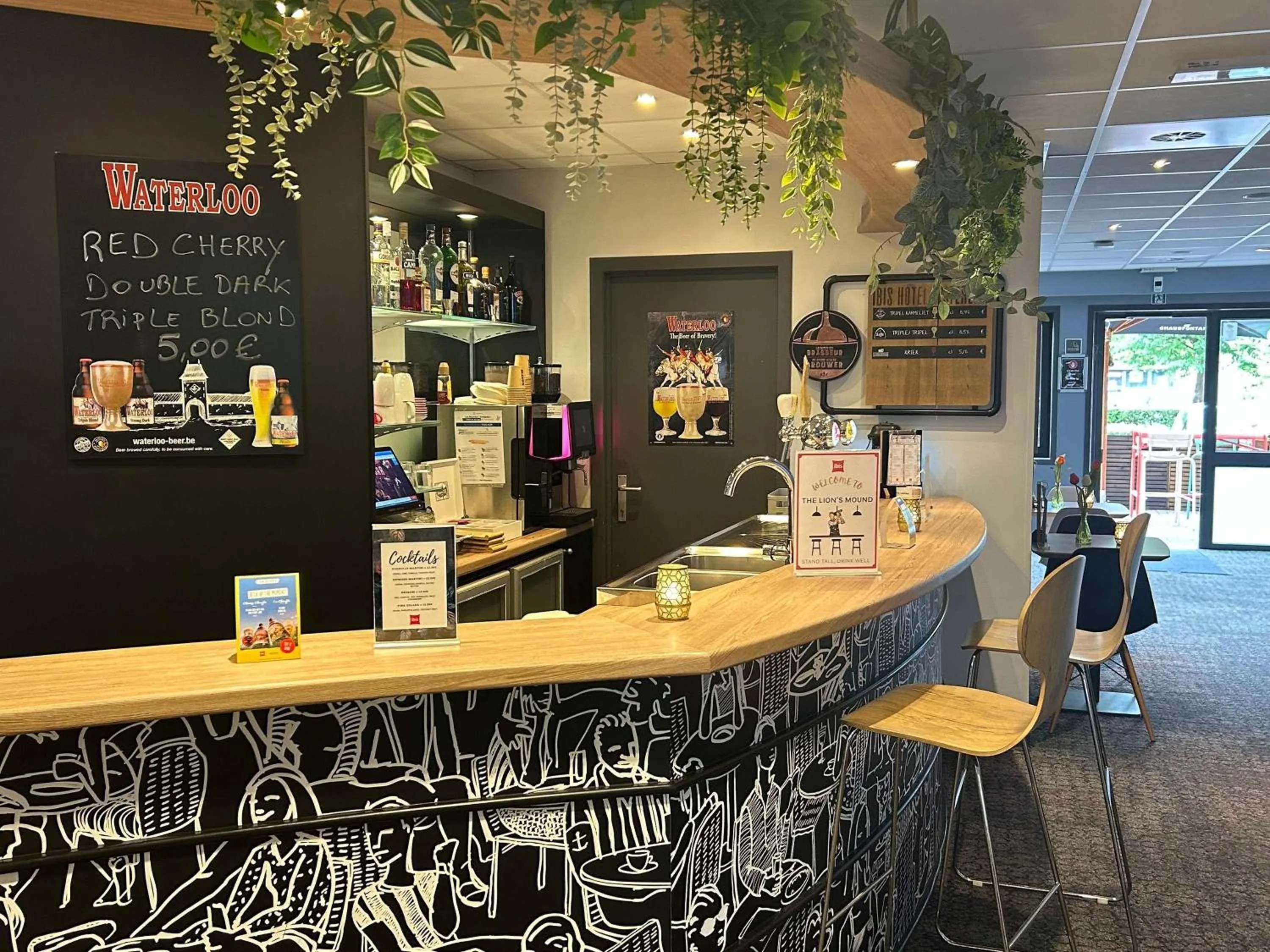Lounge or bar in ibis Brussels Waterloo