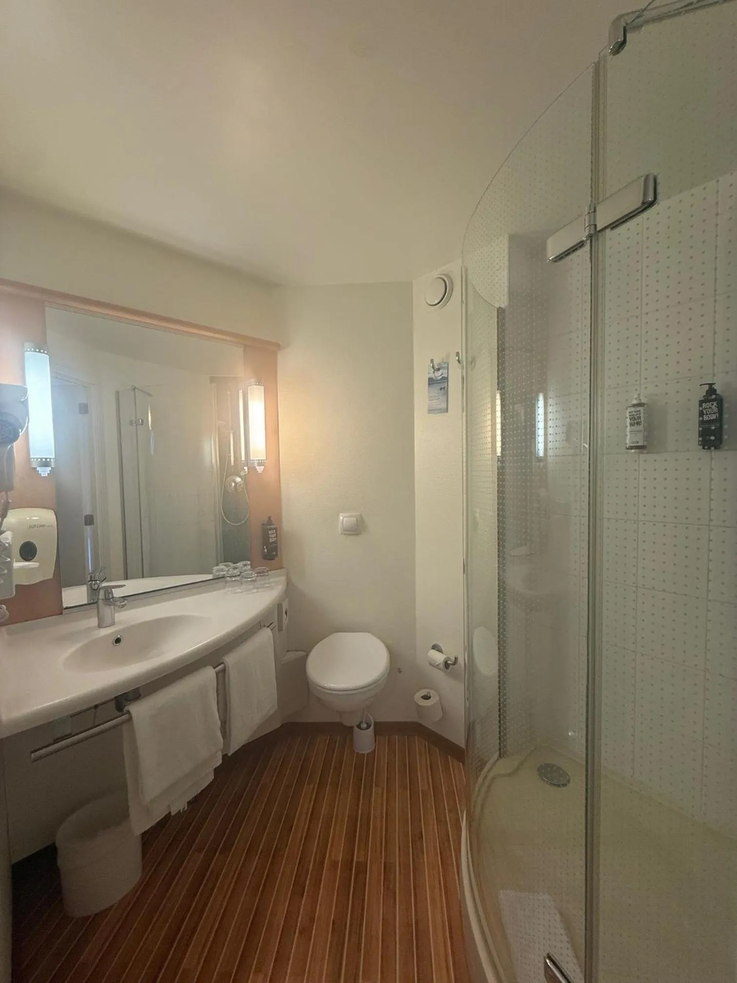 Bathroom in ibis Brussels Waterloo