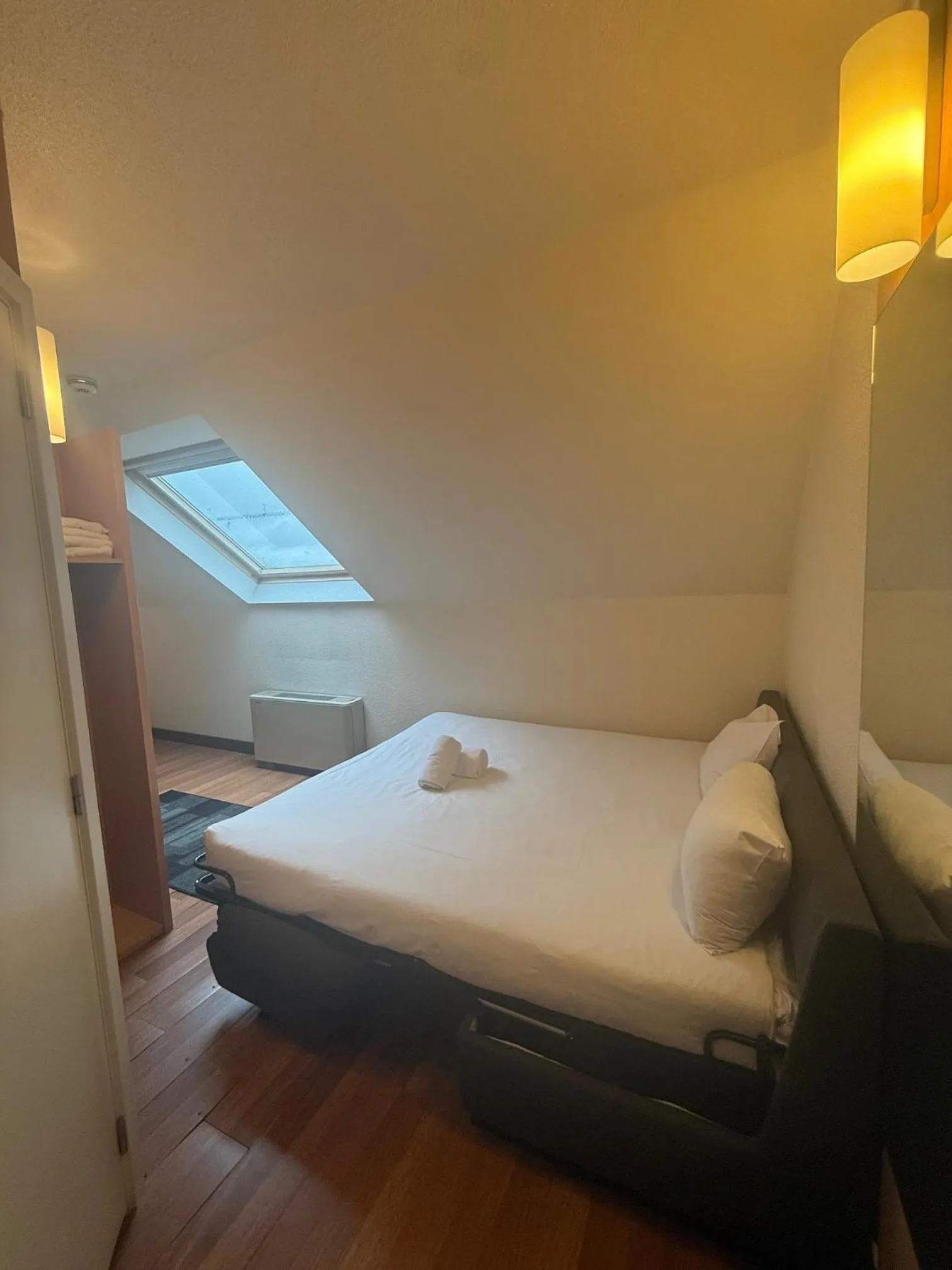 Bedroom, Bed in ibis Brussels Waterloo