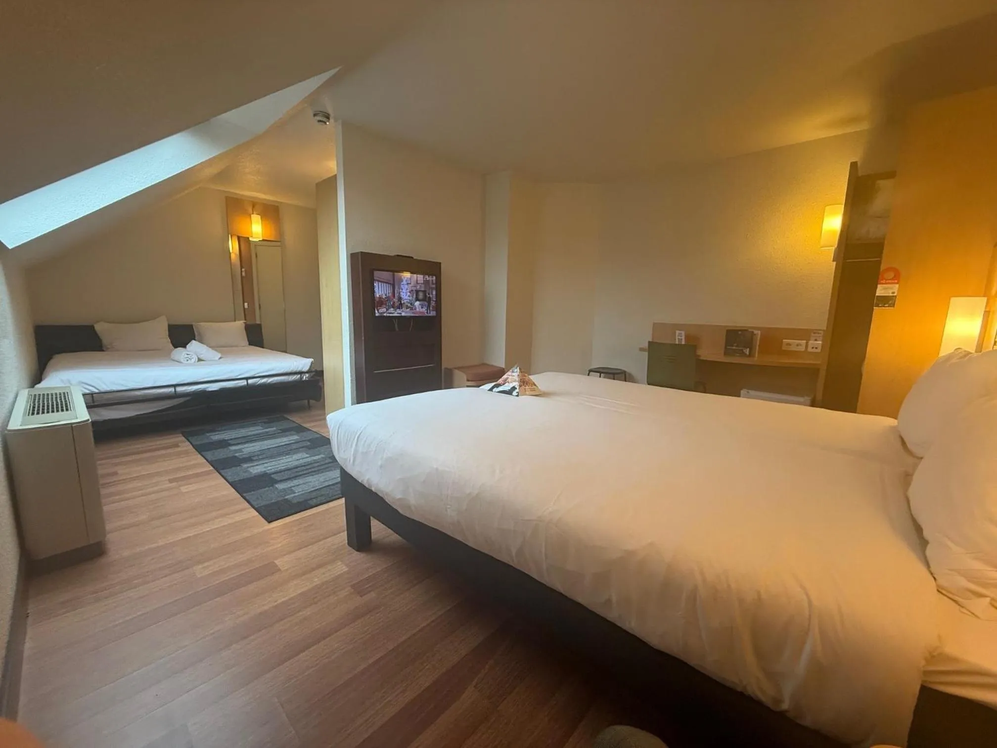 Photo of the whole room, Bed in ibis Brussels Waterloo