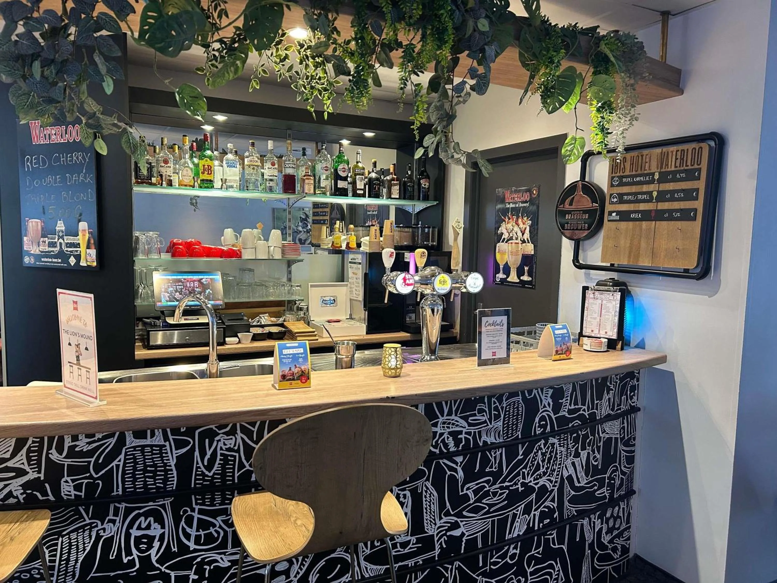 Lounge or bar in ibis Brussels Waterloo