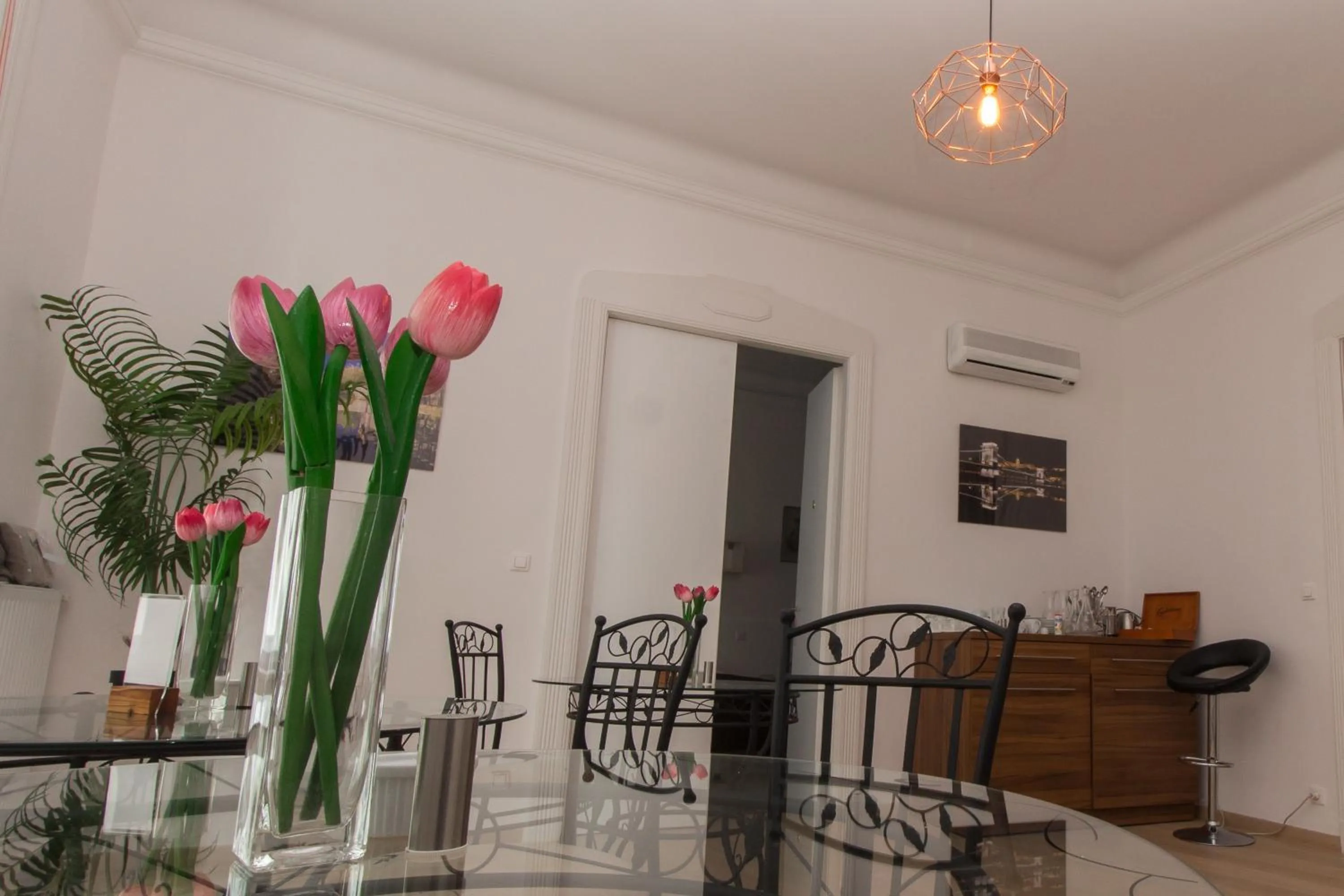 Food and drinks in Butterfly Home Danube