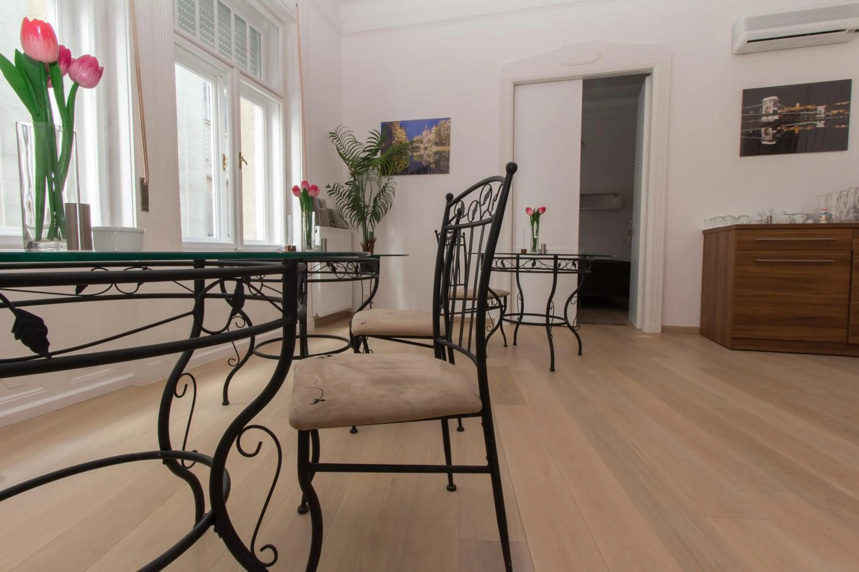 Food and drinks in Butterfly Home Danube