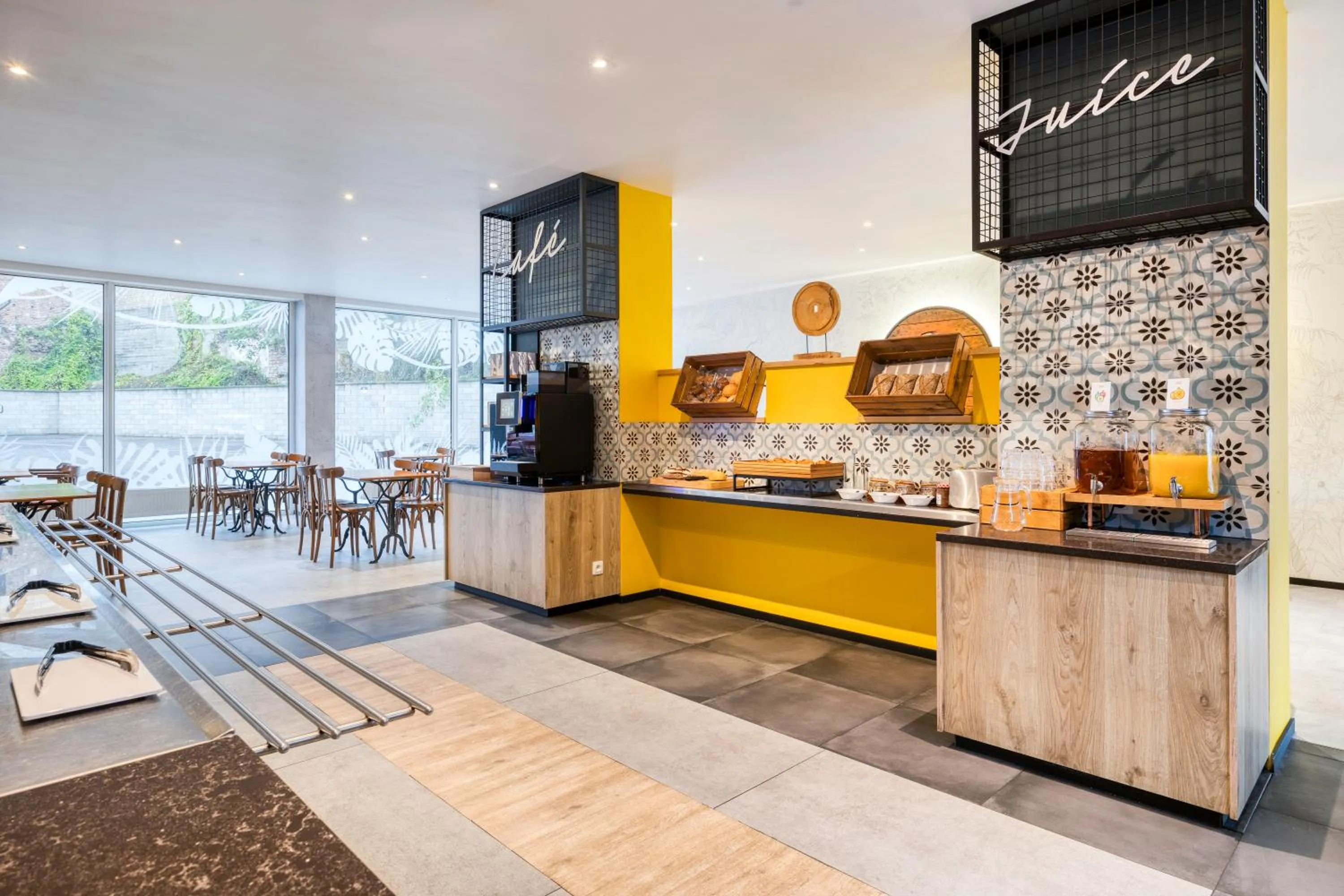 Breakfast in B&B HOTEL Mons Gare