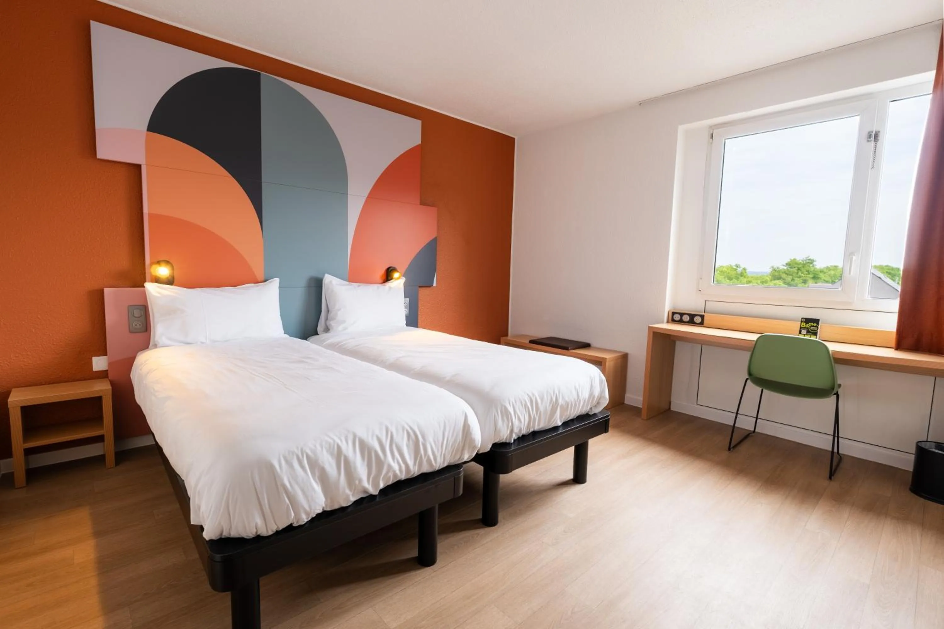 Bed in B&B HOTEL Mons Gare