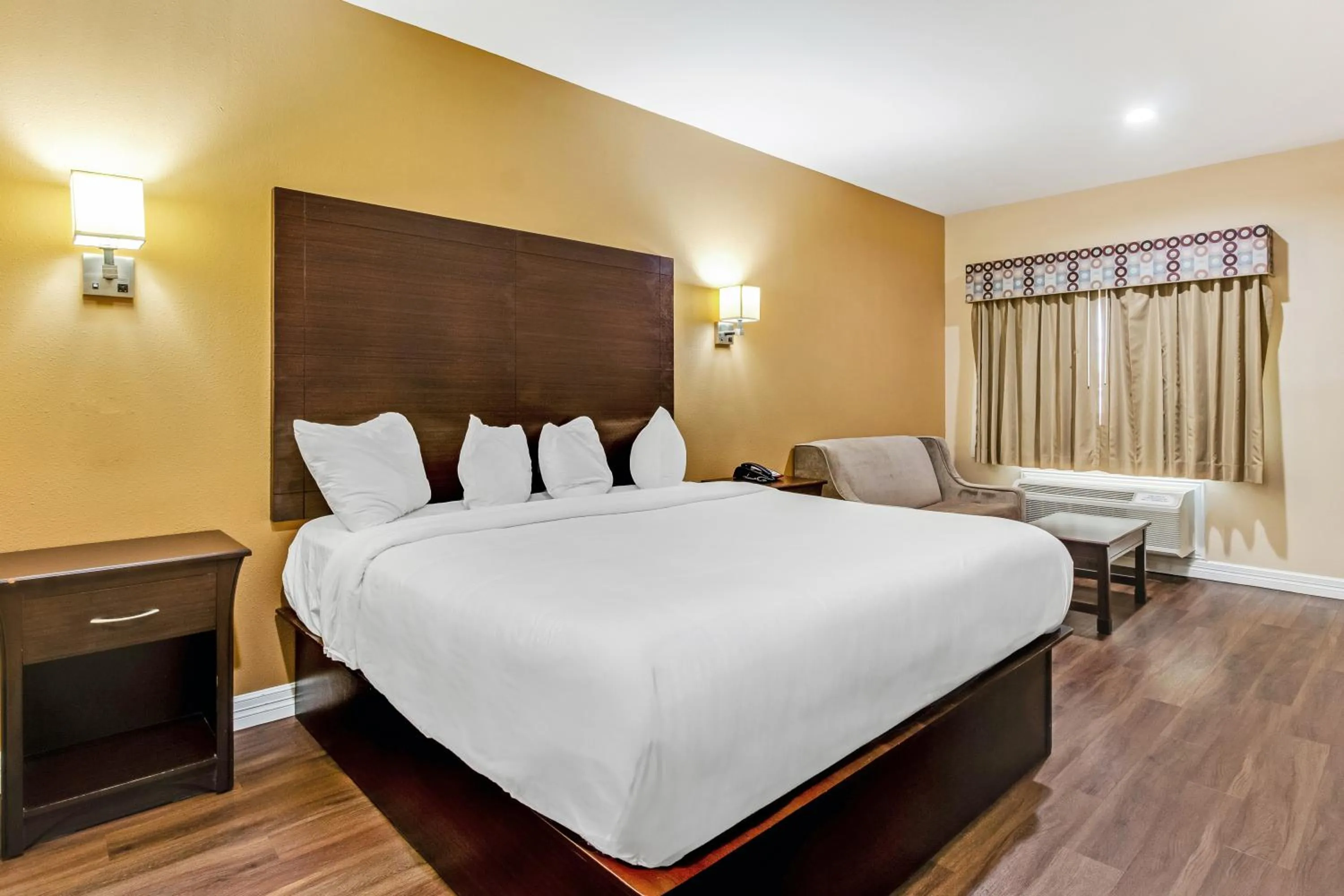 Bed in Americas Best Value Inn - FM 529