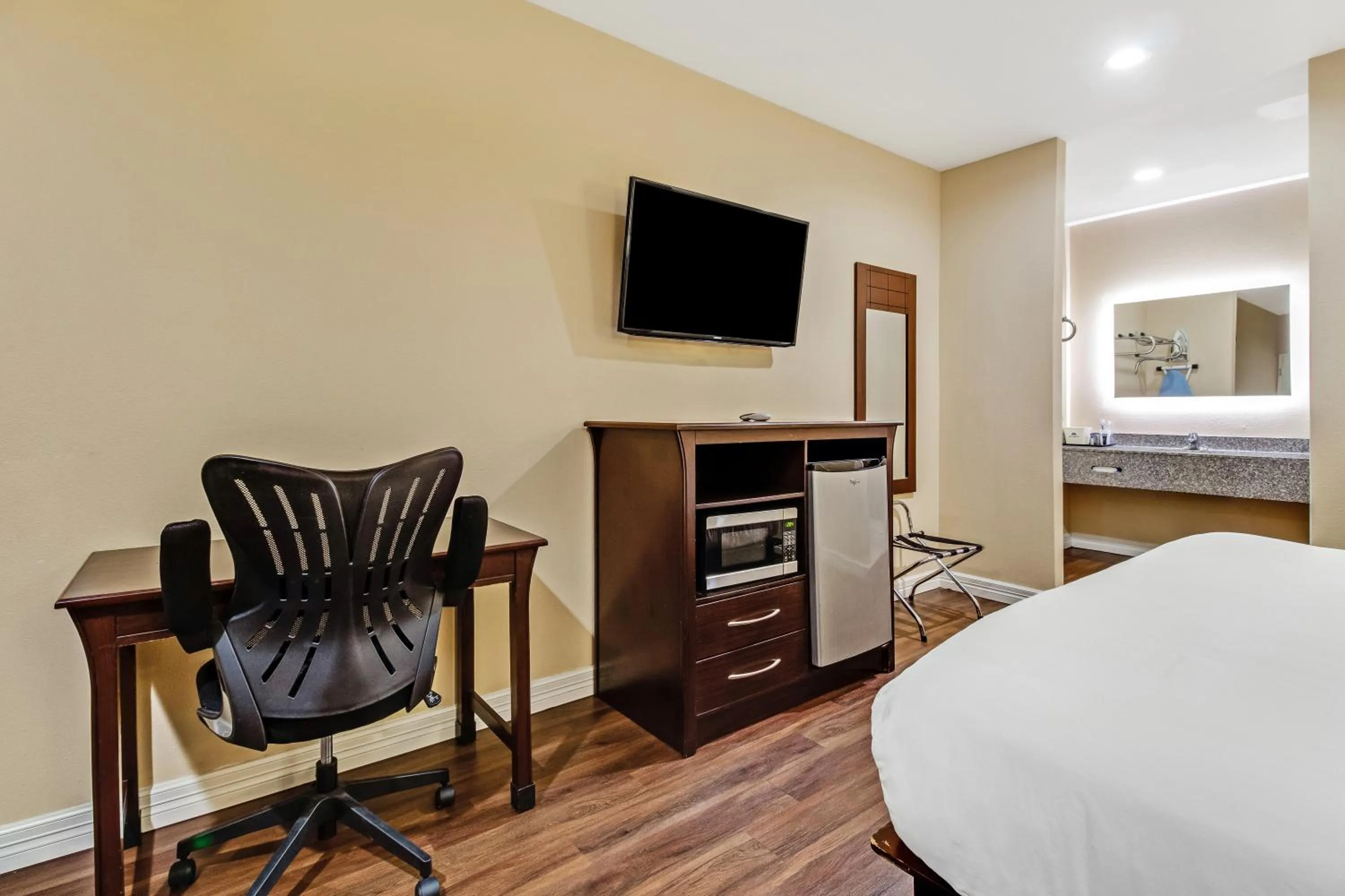 Bed in Americas Best Value Inn - FM 529