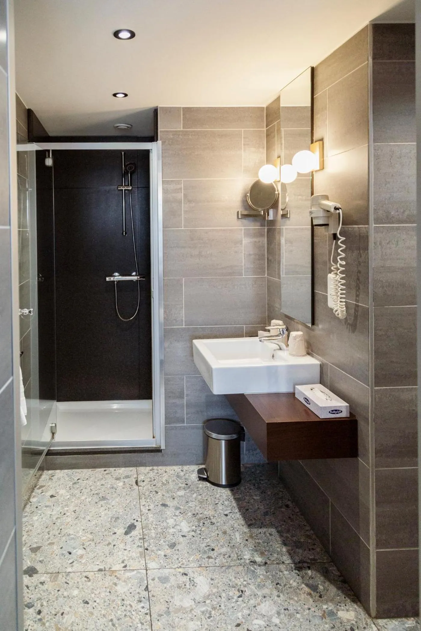 Shower in Hotel The Century