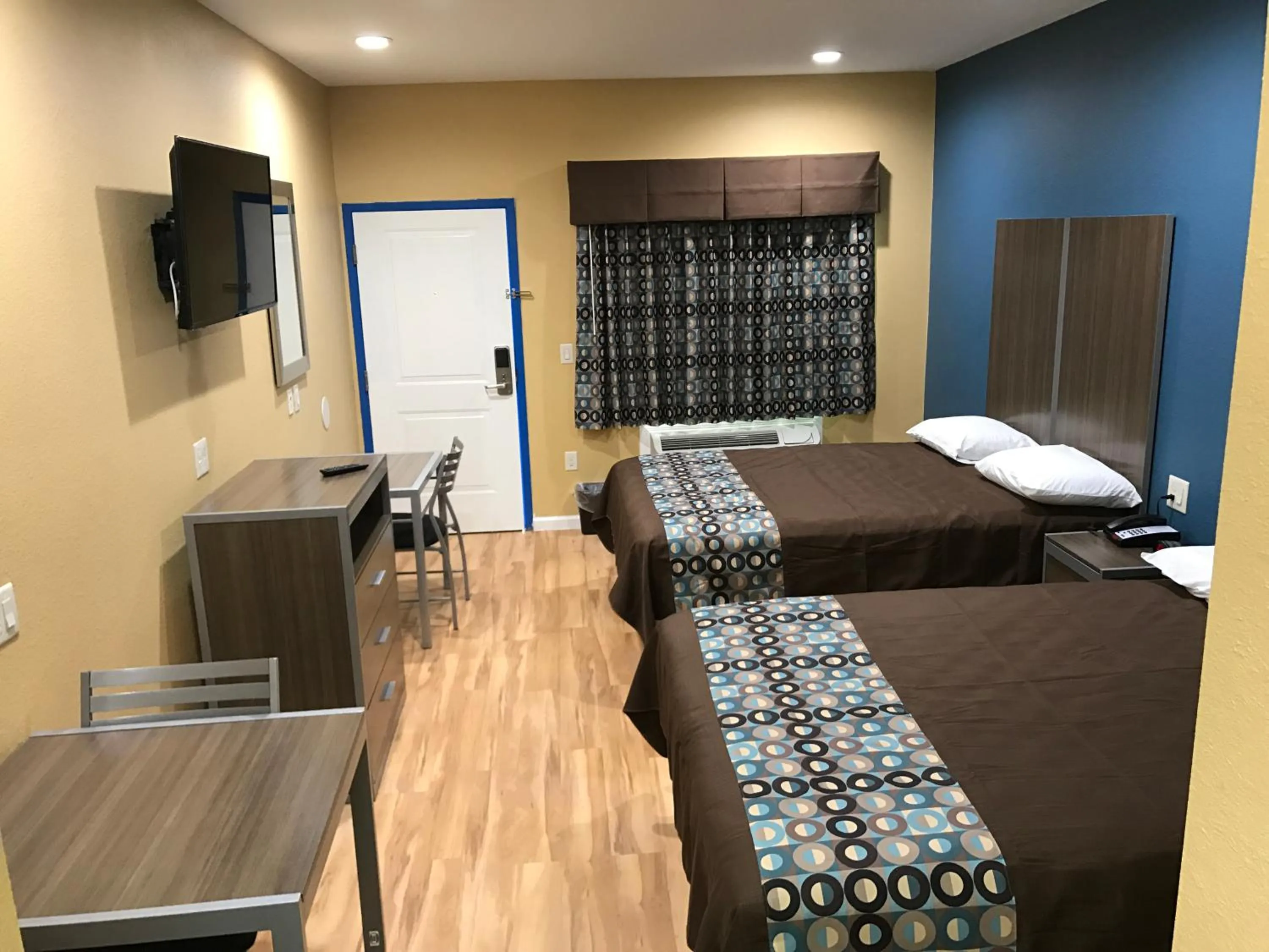 Bed in Deluxe Inn & Suites - Baytown