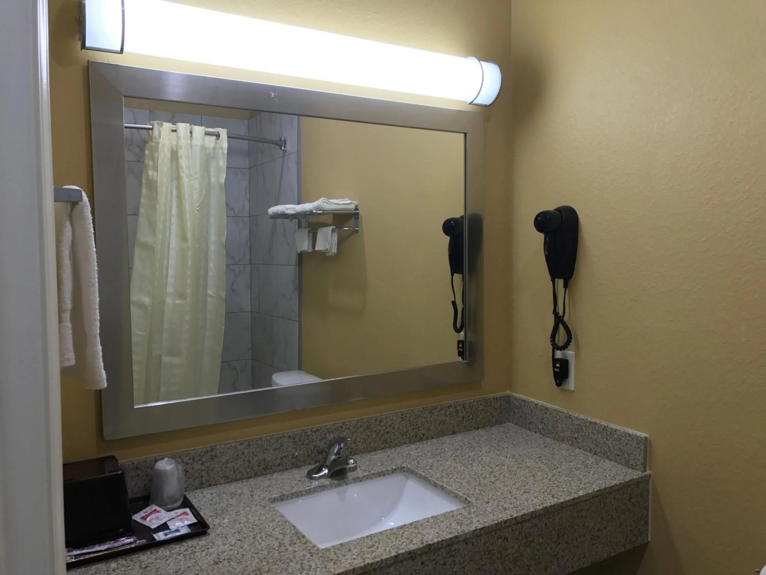 Deluxe Inn & Suites - Baytown