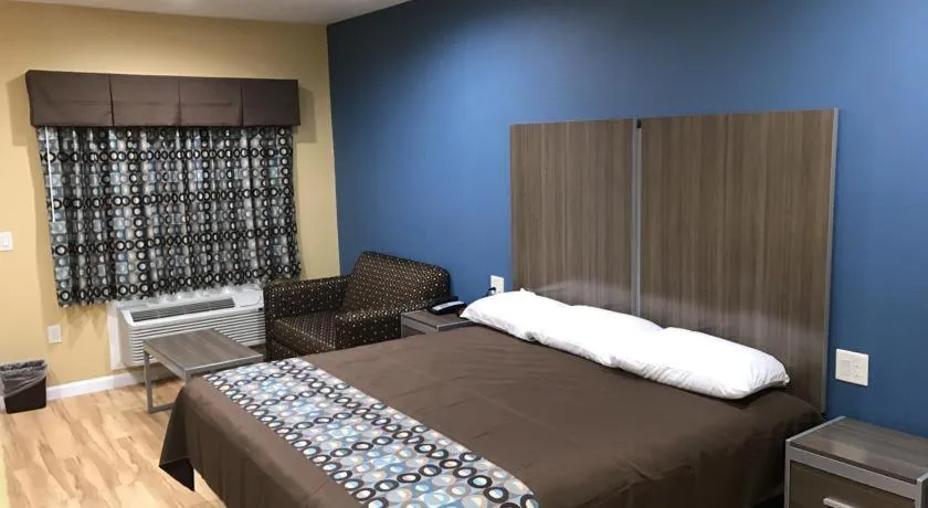 Bed in Deluxe Inn & Suites - Baytown