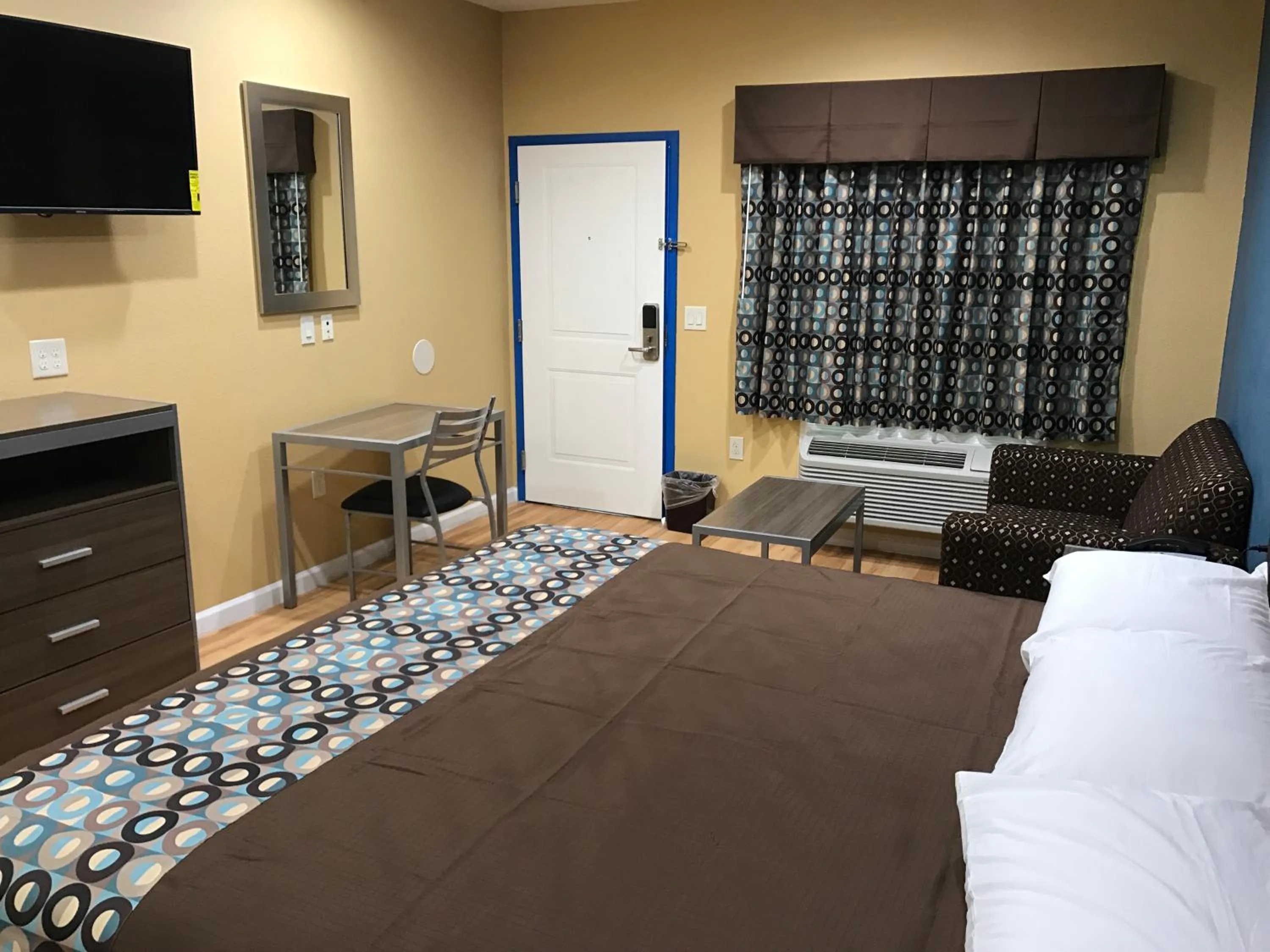 Bed in Deluxe Inn & Suites - Baytown