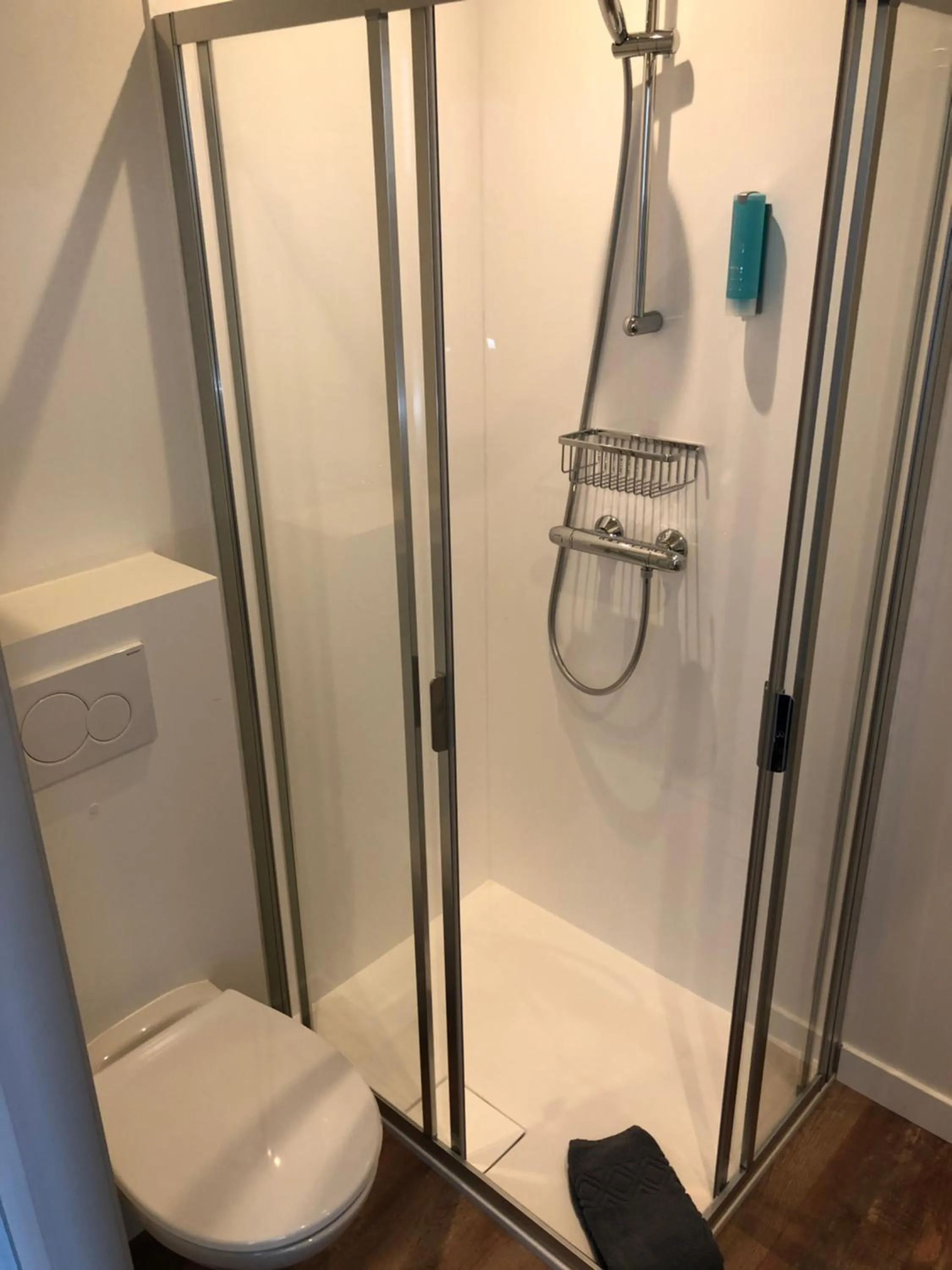 Shower in Hotel Asiris