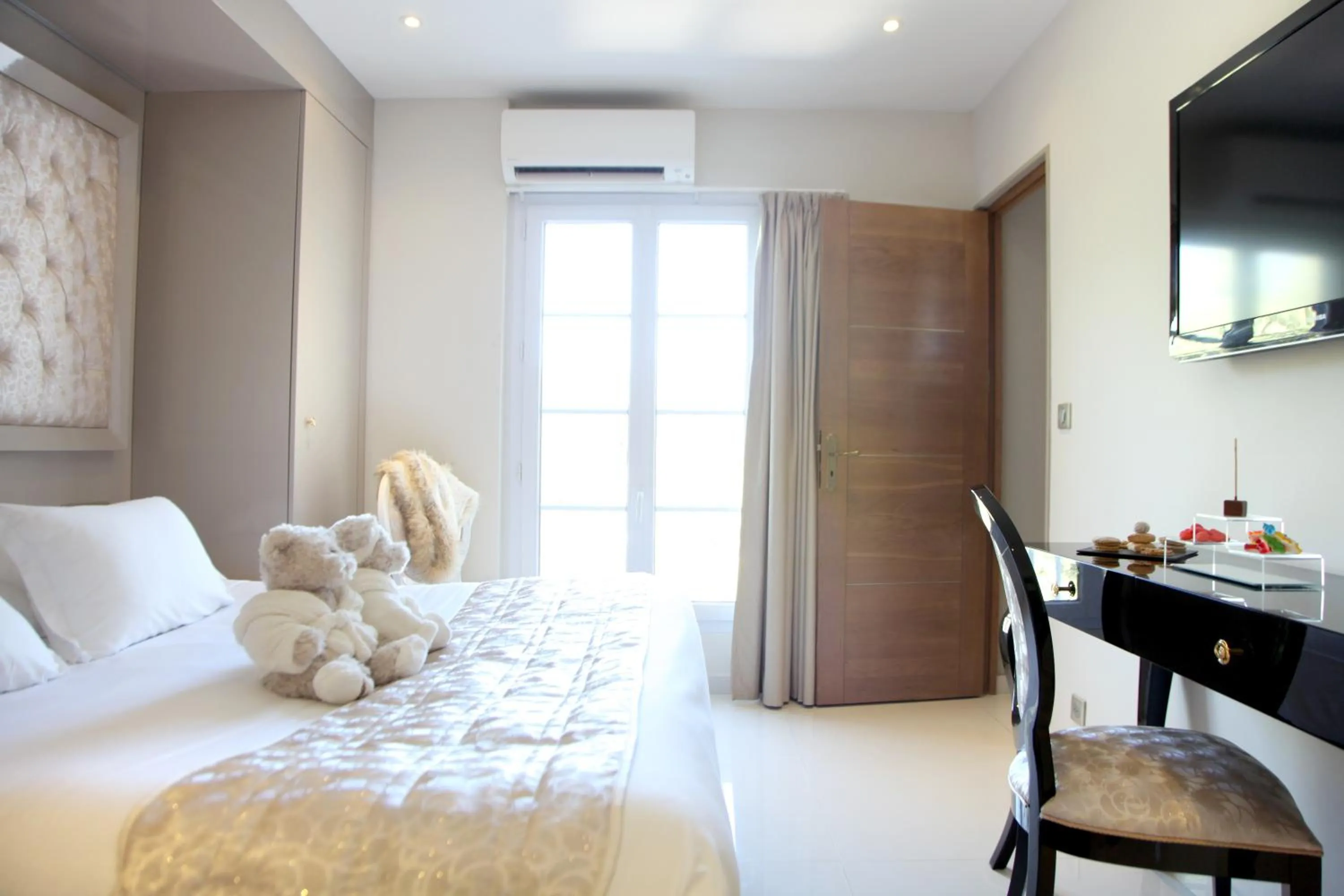 Bed in Hôtel Marinca & Spa