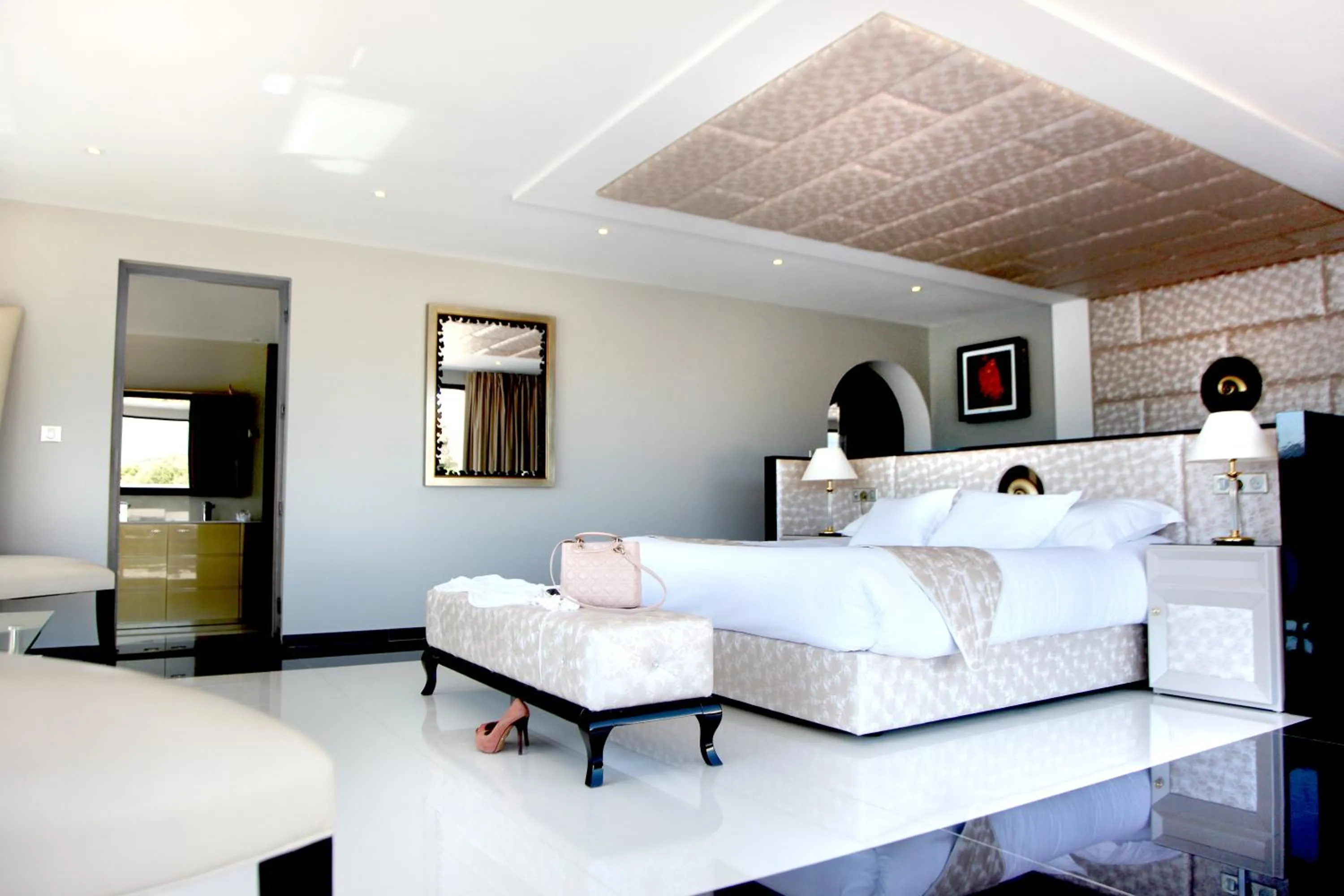 Bed in Hôtel Marinca & Spa