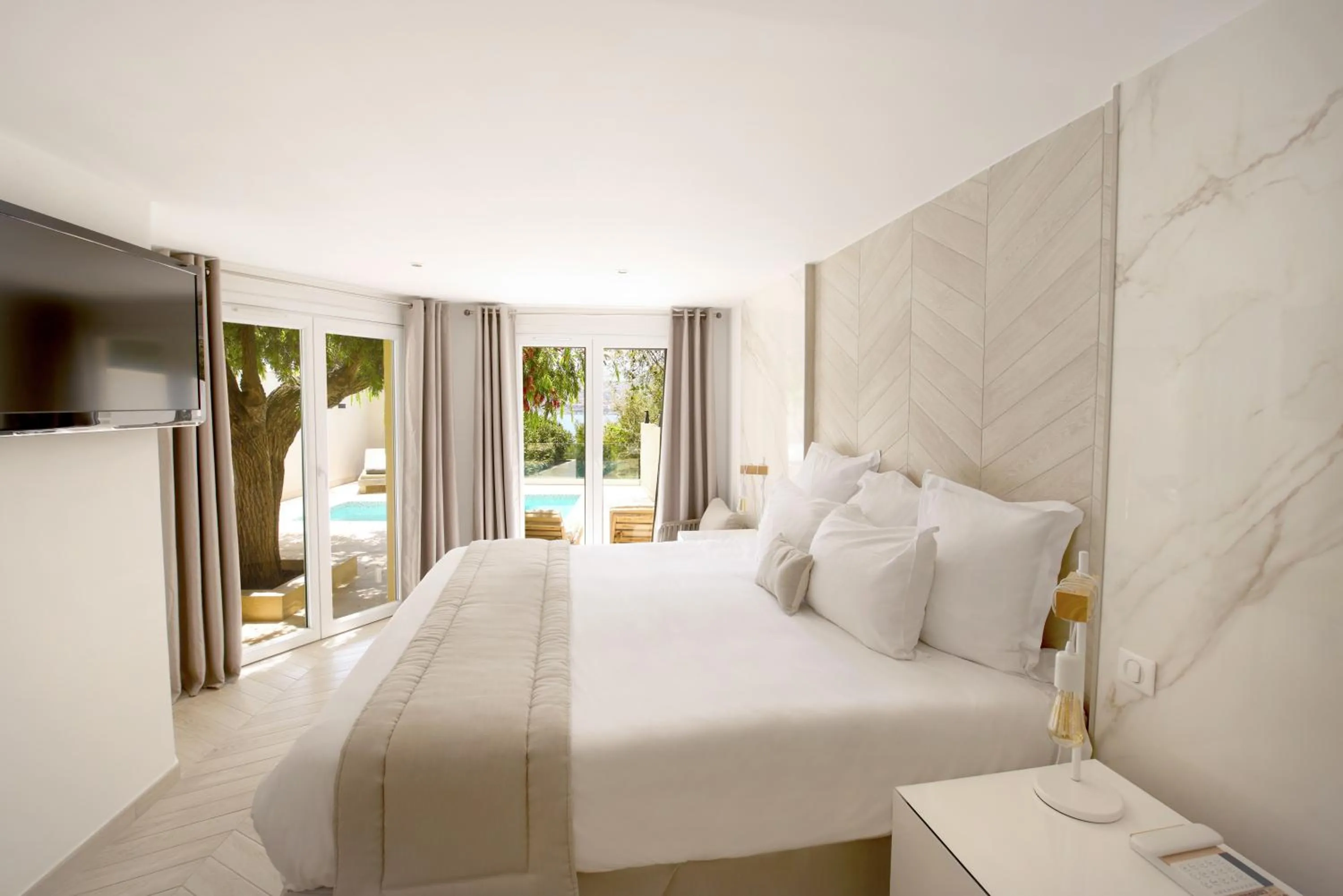 Bed in Hôtel Marinca & Spa