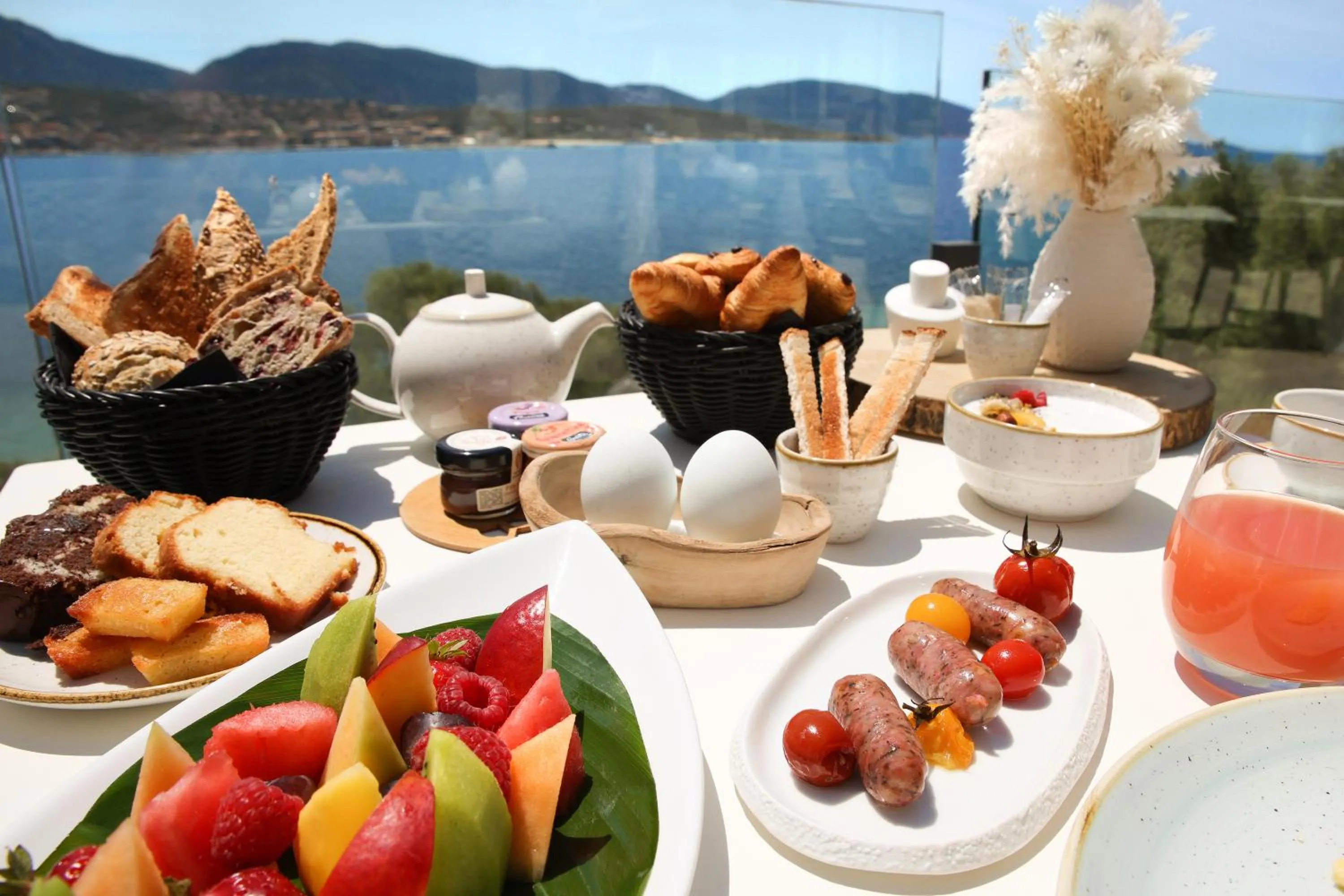 Buffet breakfast in Hôtel Marinca & Spa