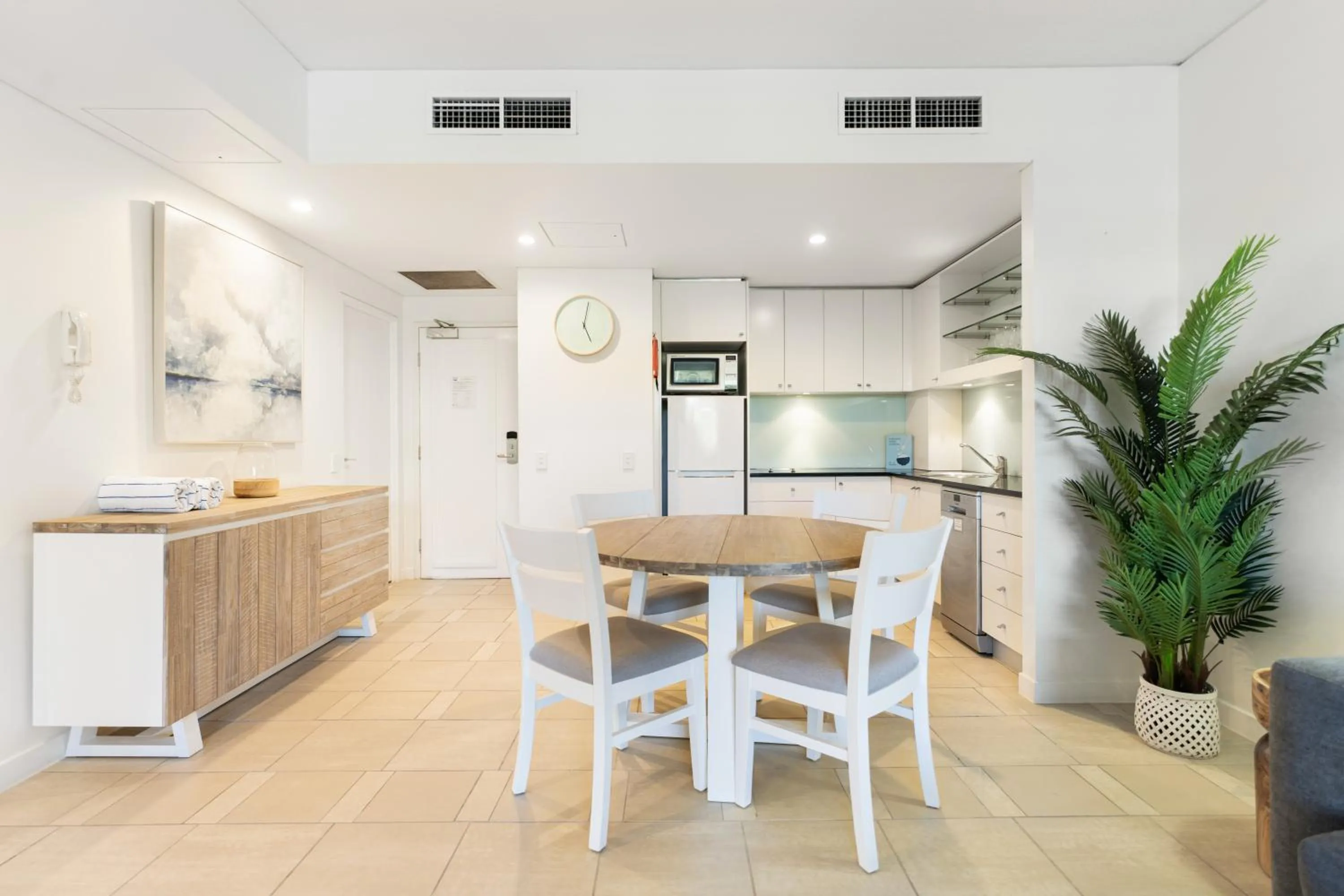 Dining area in Laguna on Hastings
