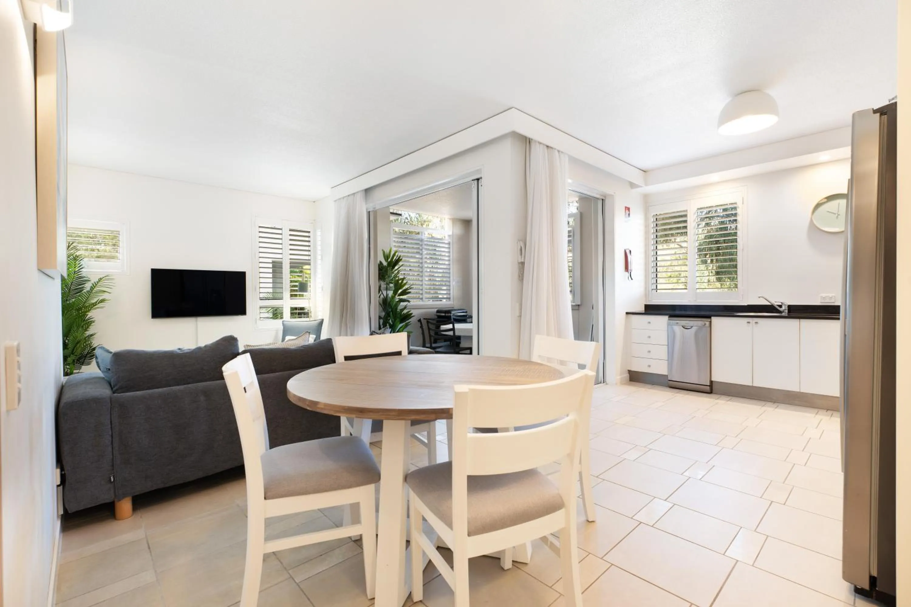 Dining area in Laguna on Hastings