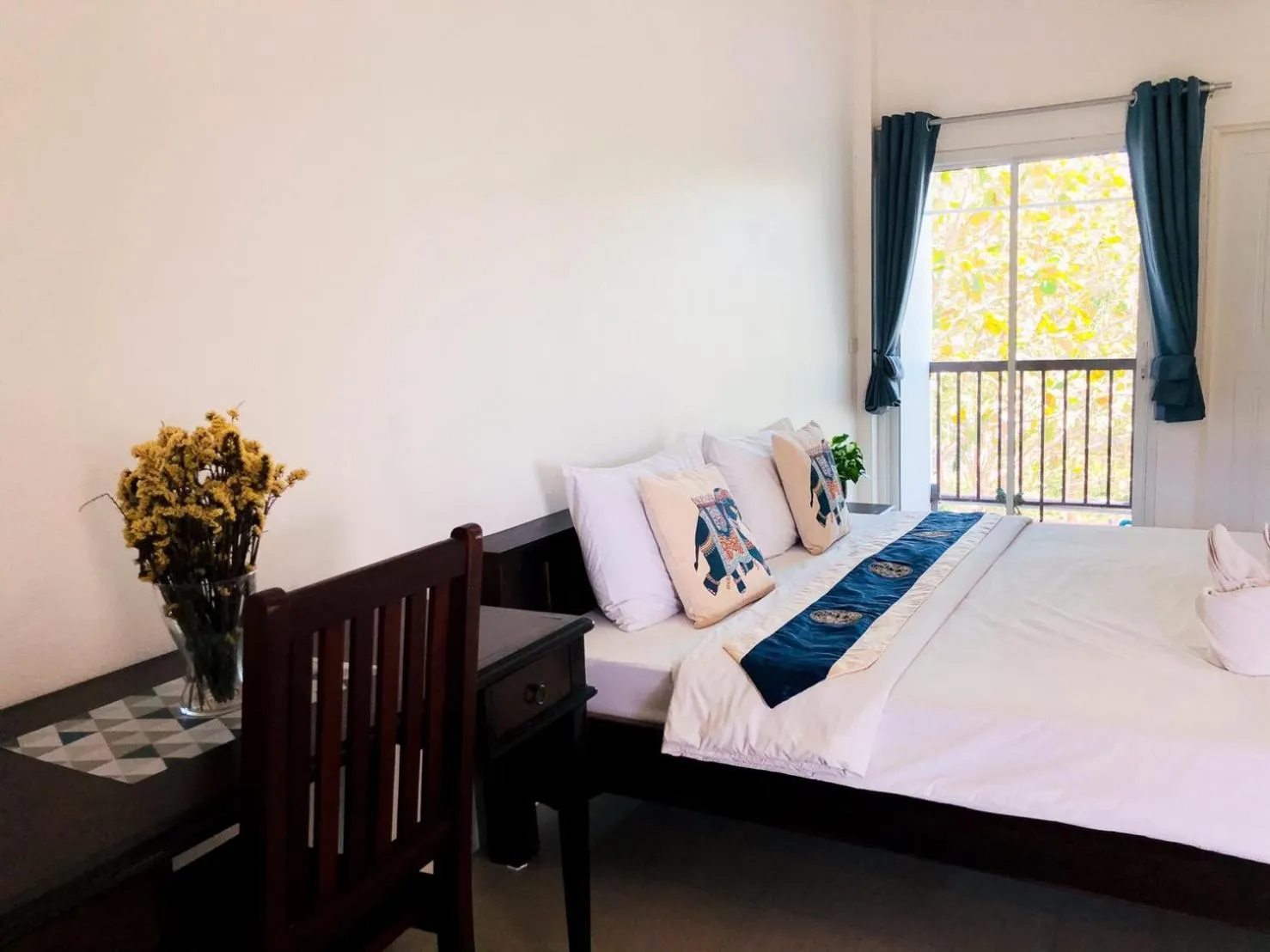 Photo of the whole room, Bed in Baanlugchange Hotel โรงแรมบ้านลูกช้าง