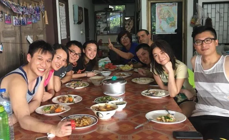 Restaurant/places to eat in Sor Vorapin Muay Thai Home