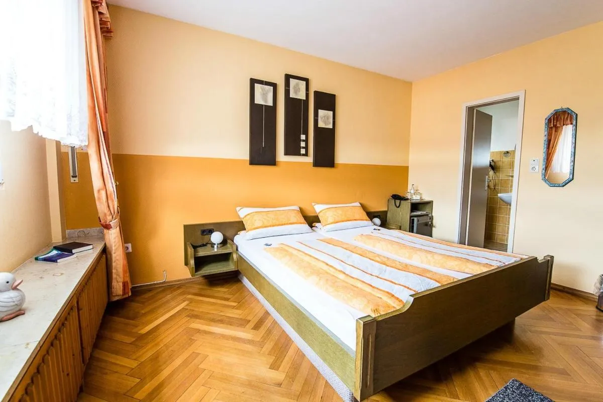 Bed in Villa Bruderfels, Garni