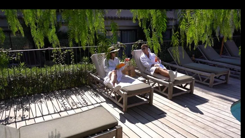 Swimming pool in Hôtel Le Roi Théodore & Spa