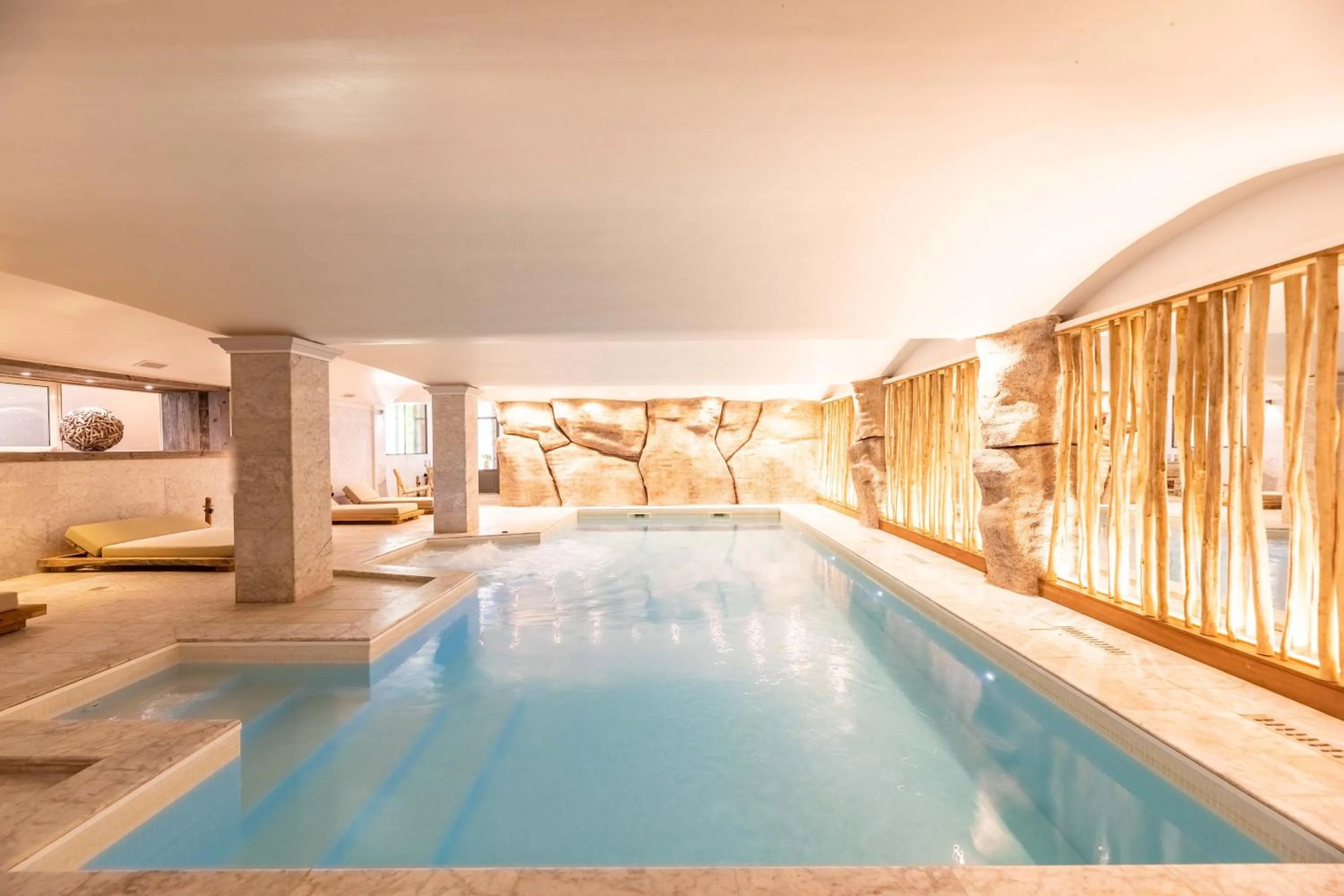 Swimming pool in Hôtel Le Roi Théodore & Spa