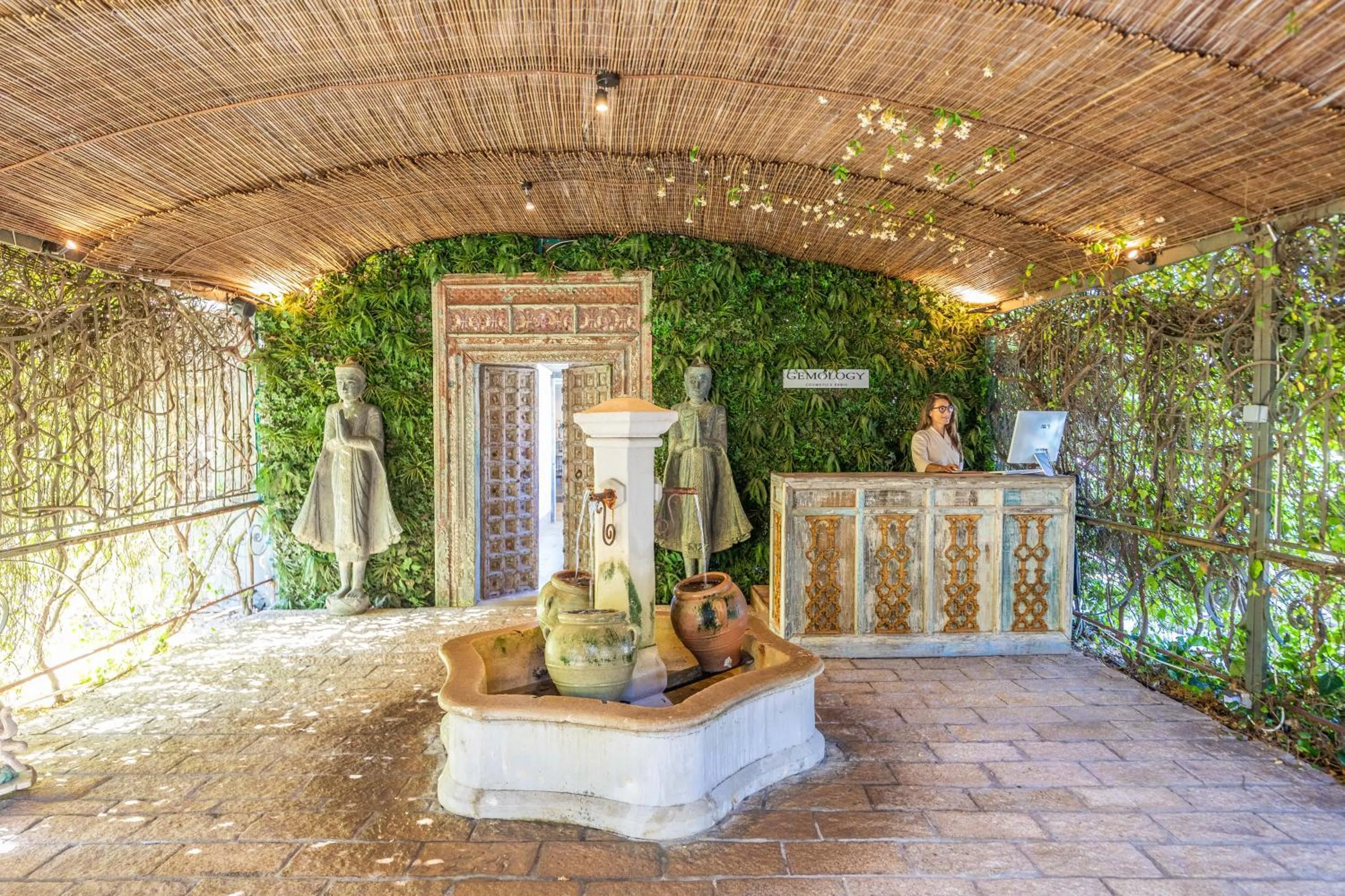 Spa and wellness centre/facilities in Hôtel Le Roi Théodore & Spa