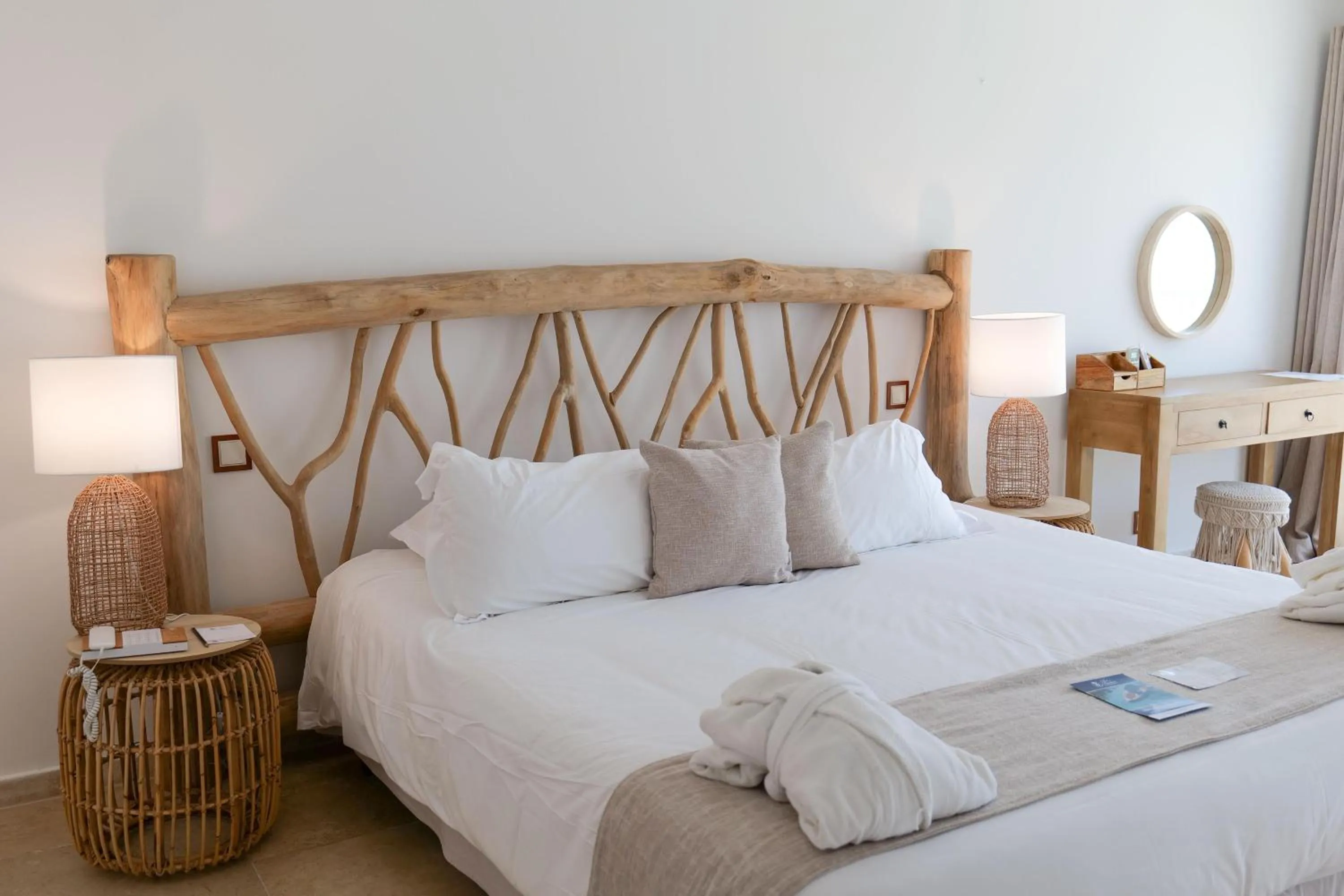 Bedroom, Bed in Hôtel Le Roi Théodore & Spa