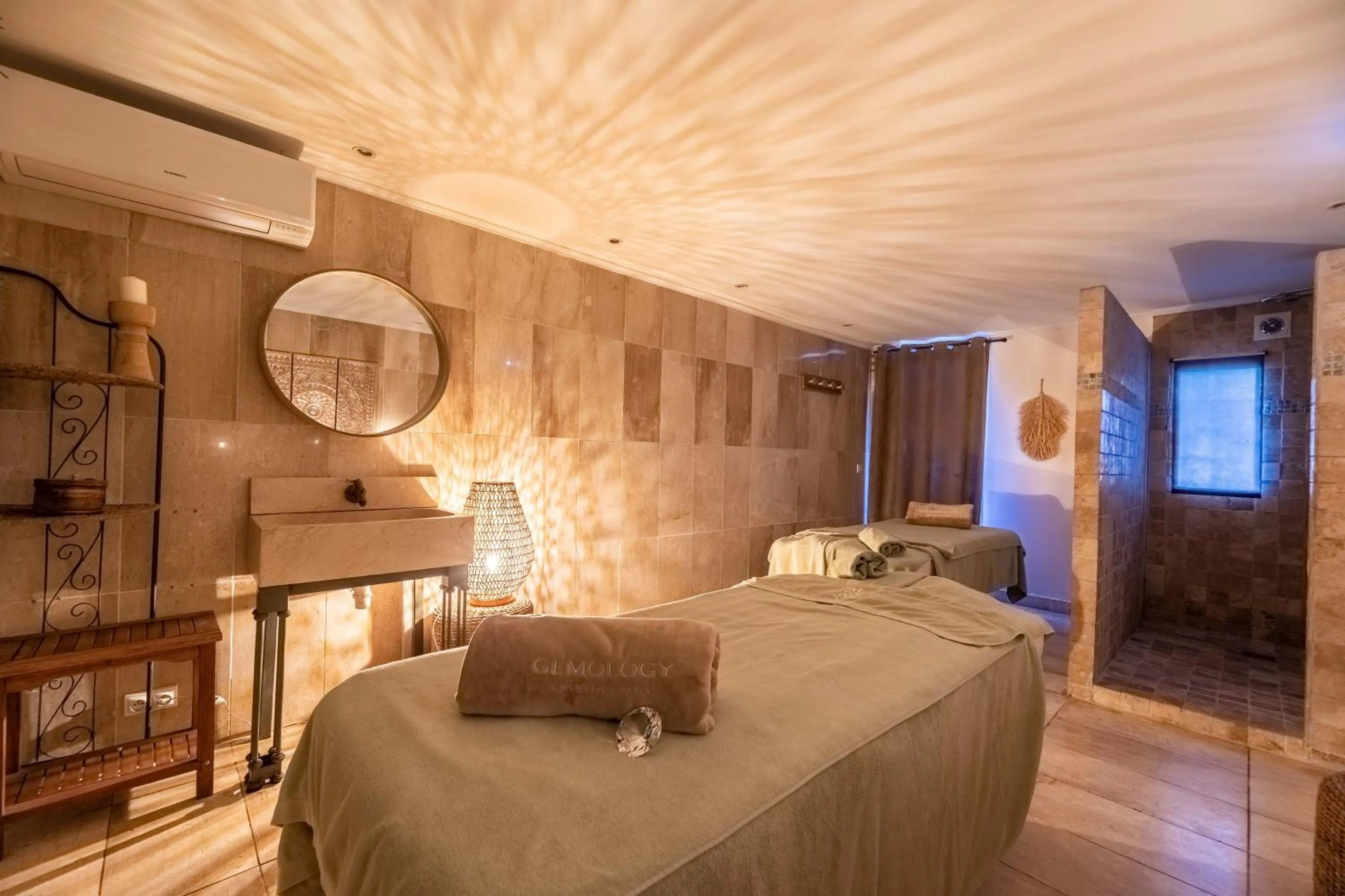 Spa and wellness centre/facilities, Bed in Hôtel Le Roi Théodore & Spa