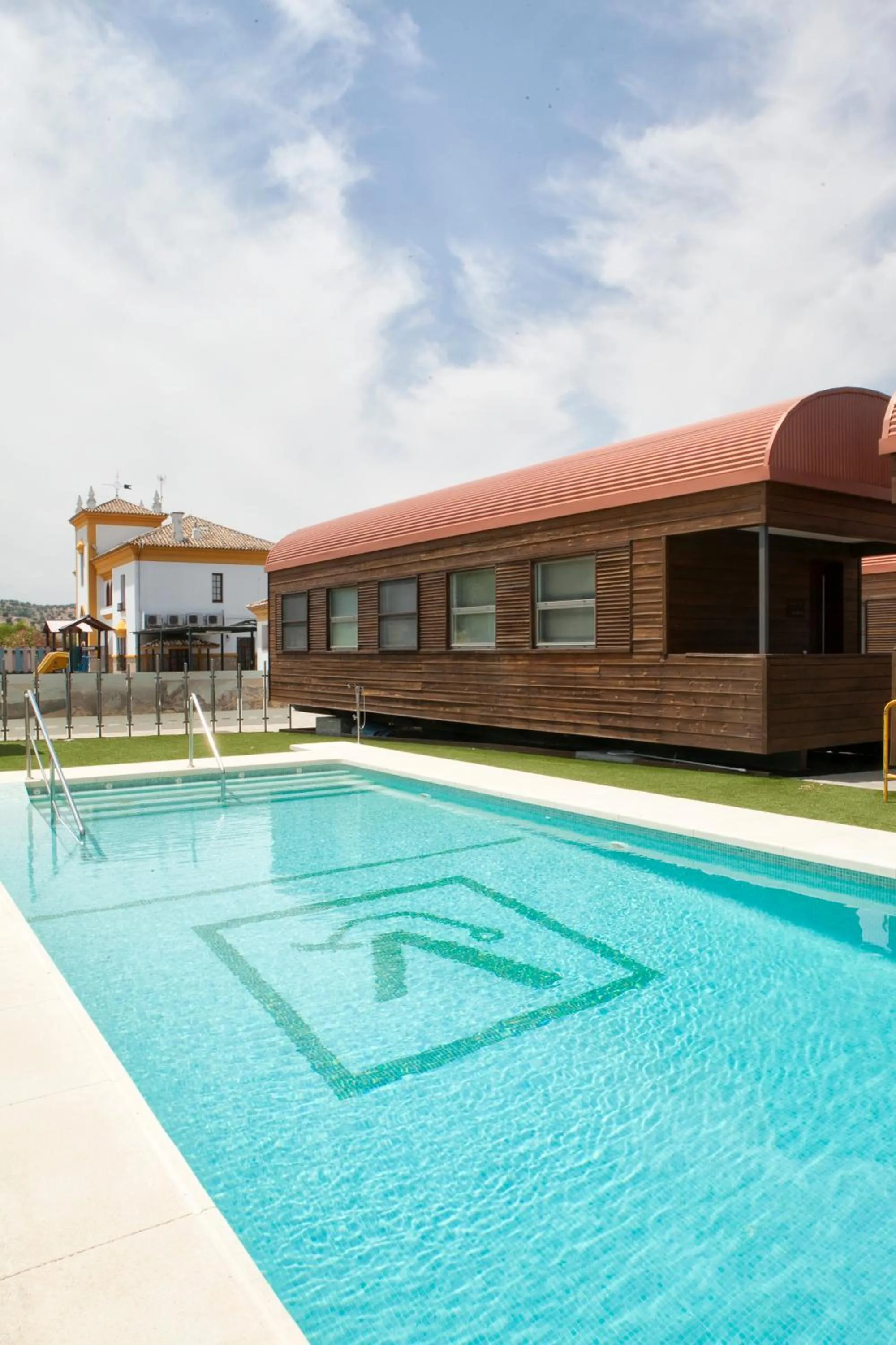 Swimming pool, Property Building in Hotel - Restaurante Estación Vía Verde