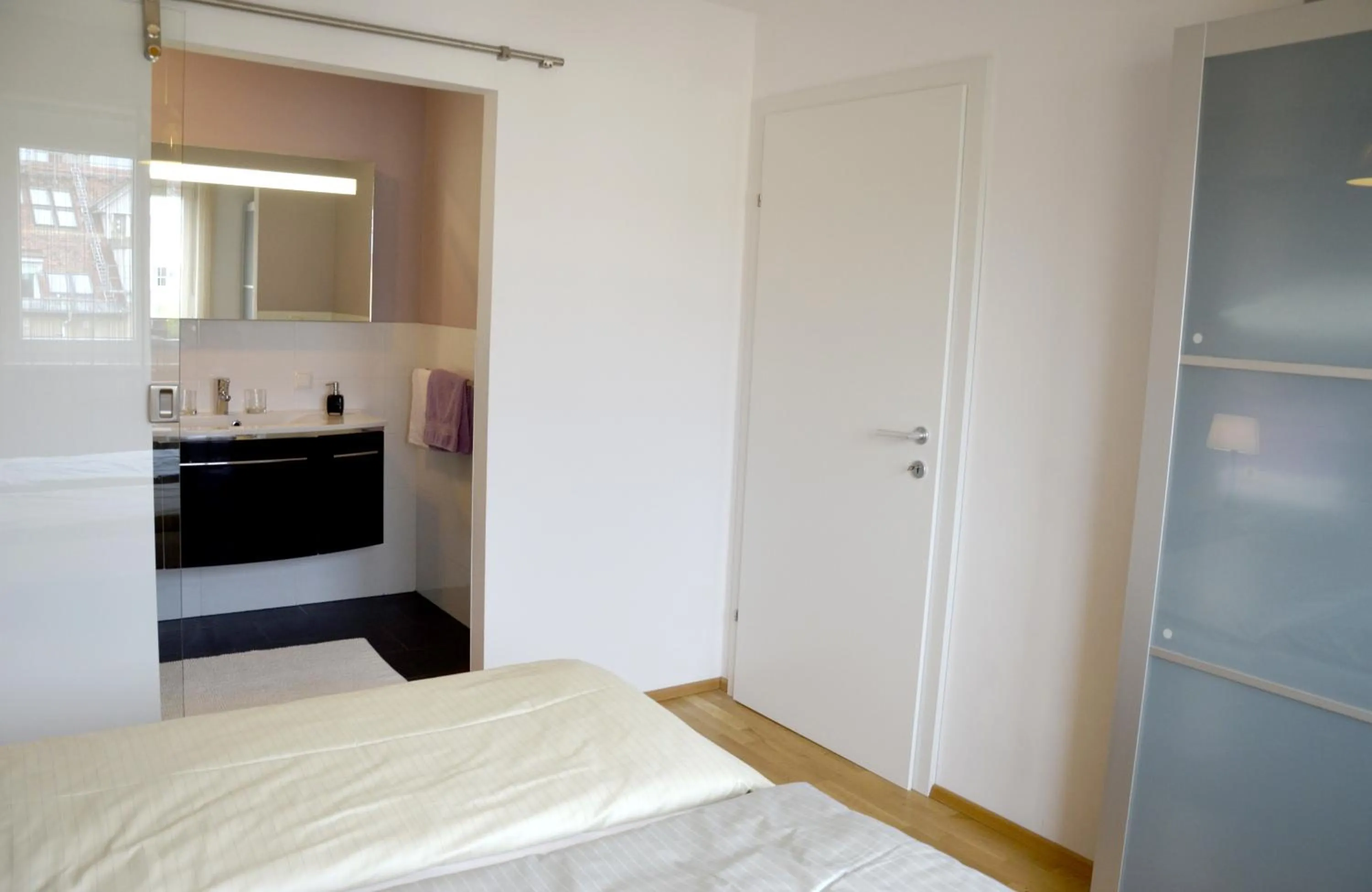 Bed in Apartment mit großem Balkon