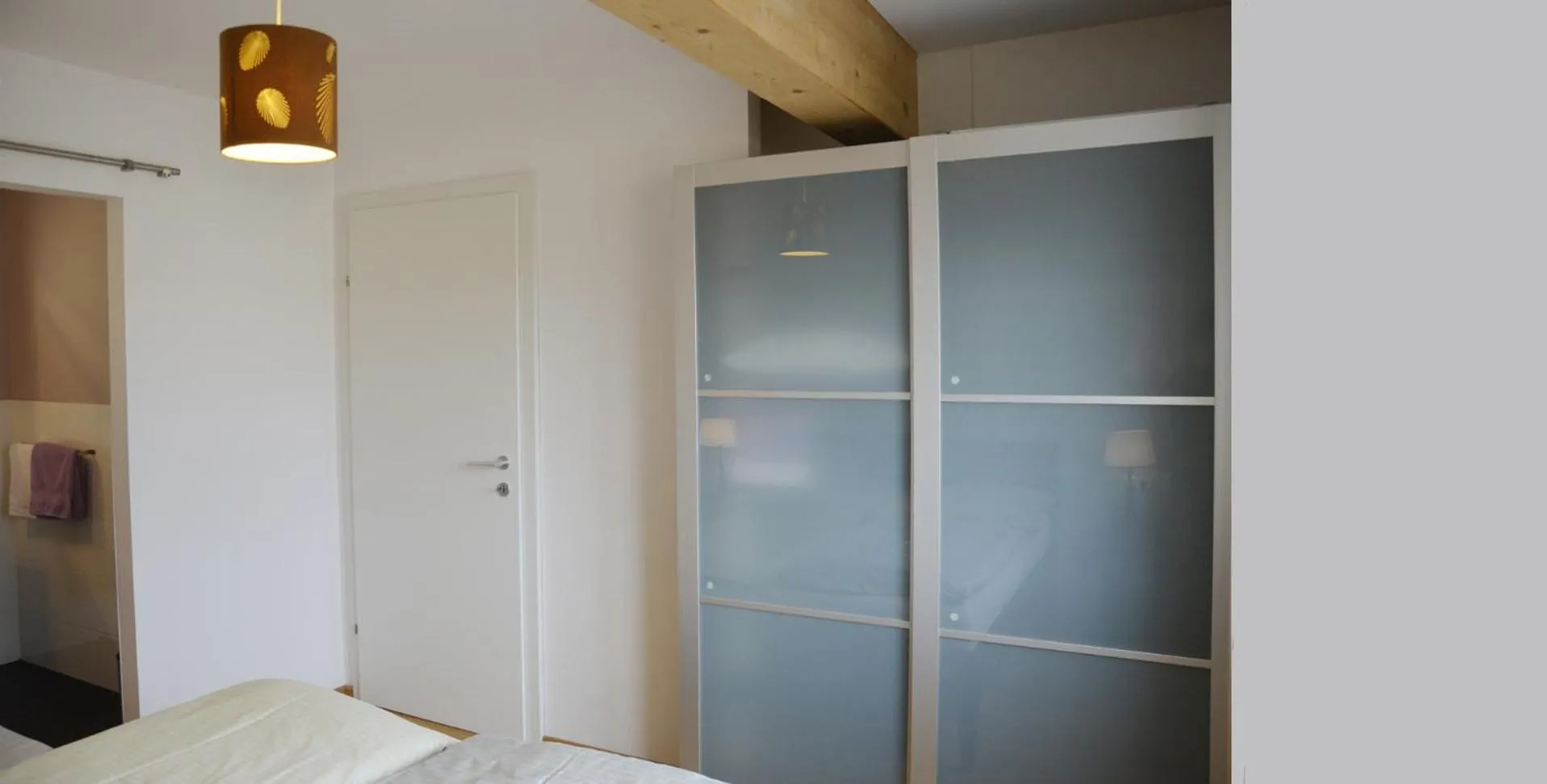 Bed in Apartment mit großem Balkon