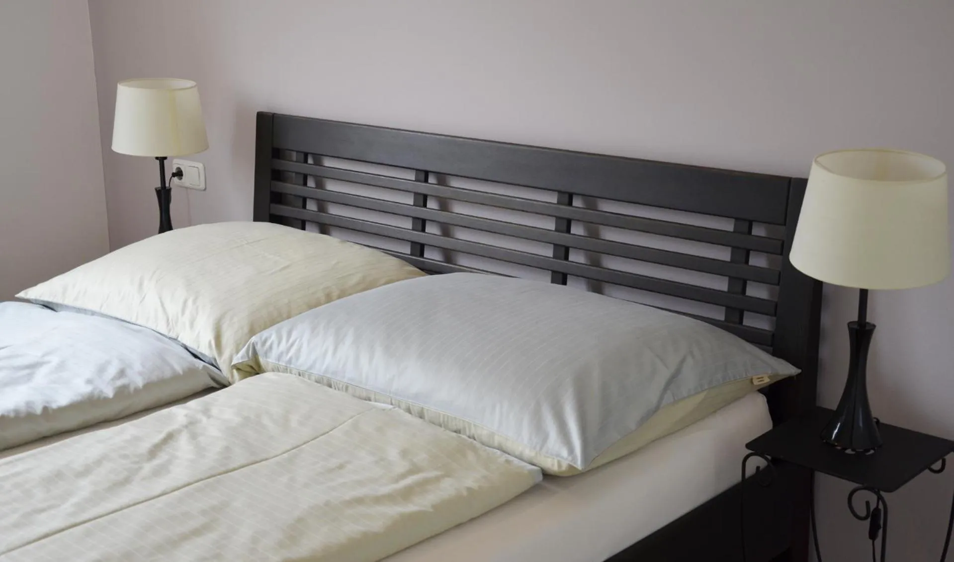 Bed in Apartment mit großem Balkon