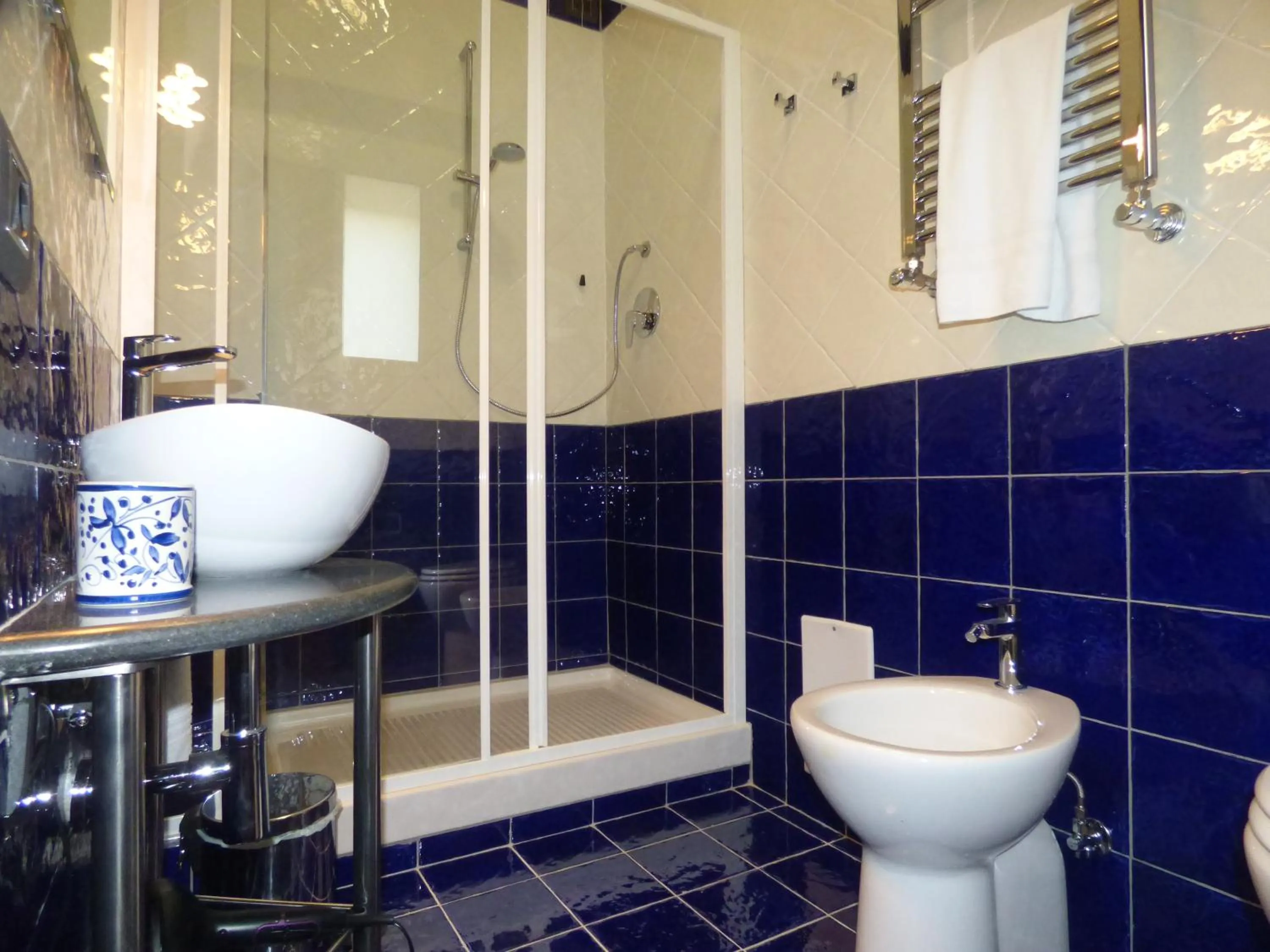 Photo of the whole room in Conte di Morelia