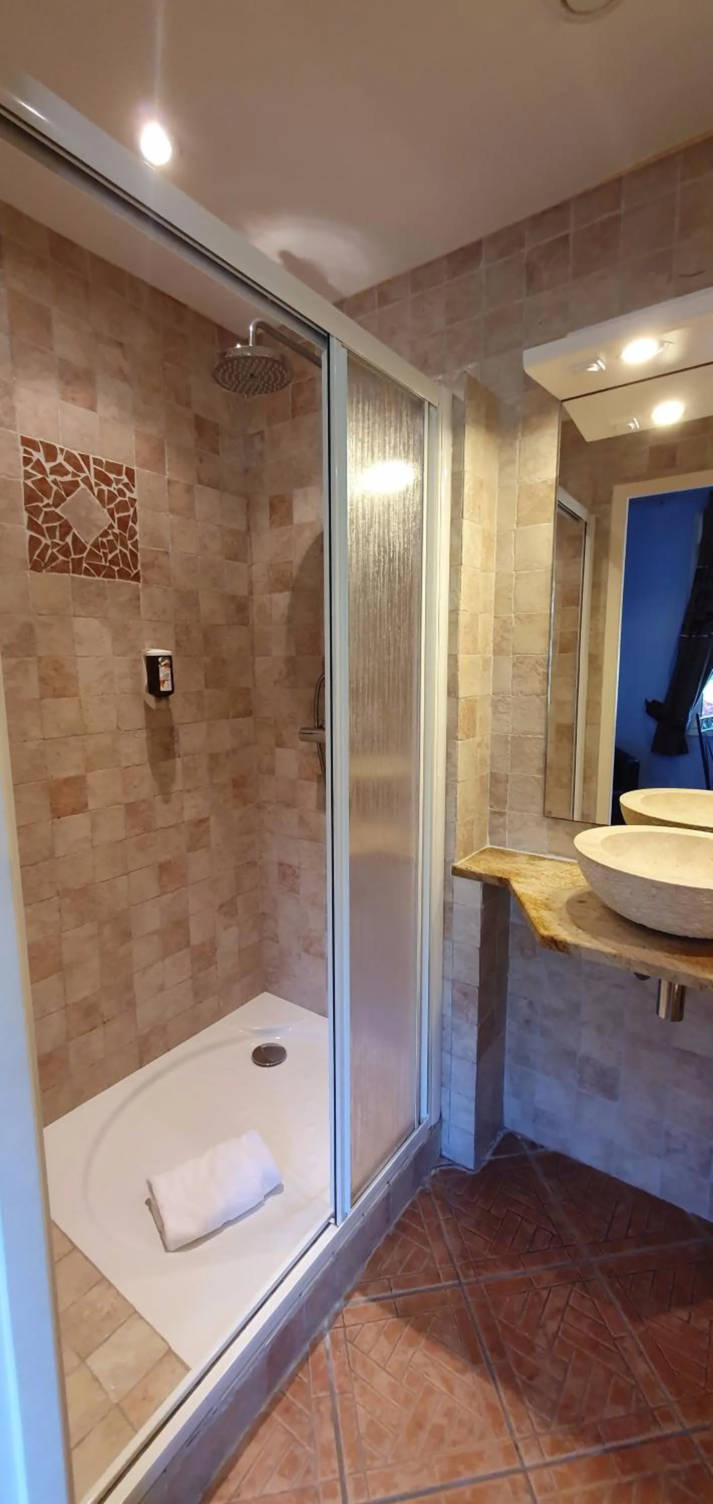 Shower in Hôtel Bella Vista