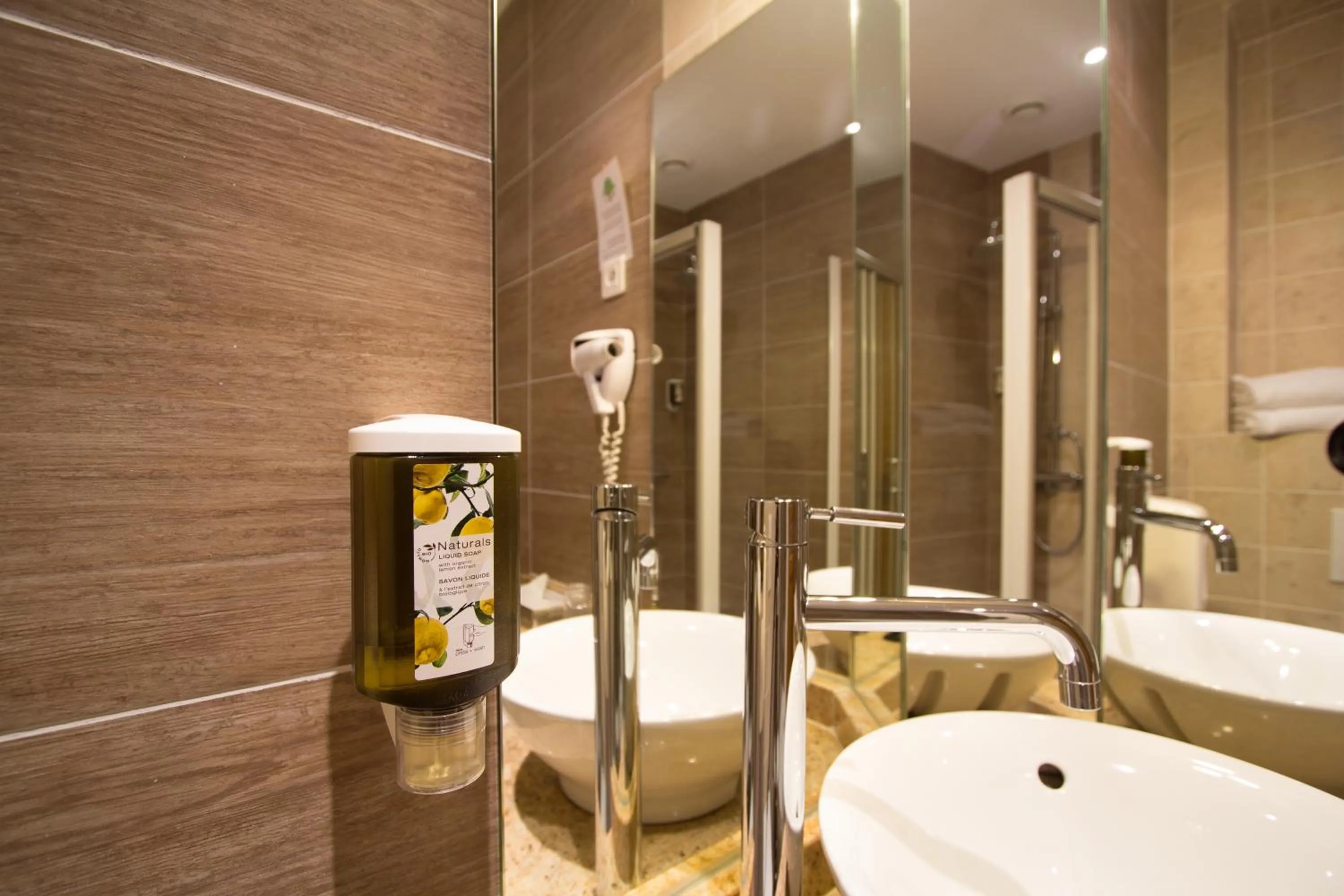 Shower in Hôtel Bella Vista