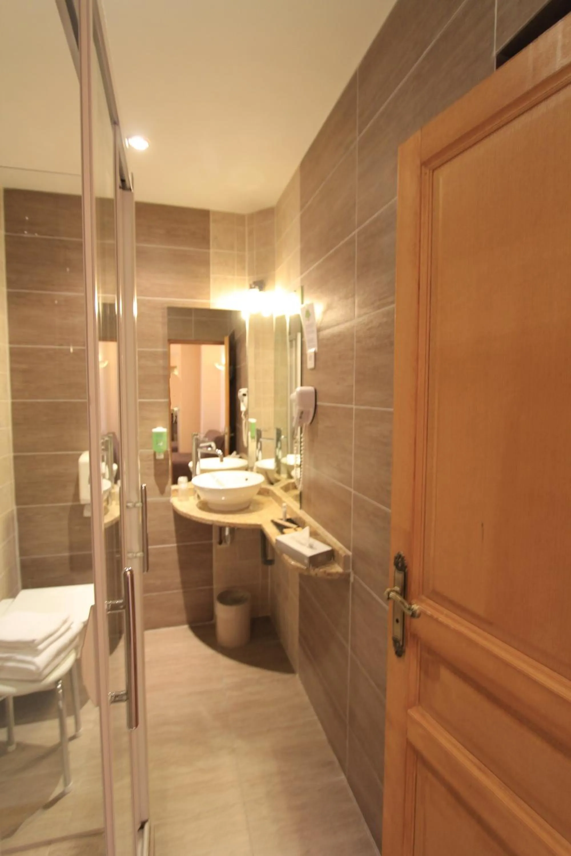 Shower in Hôtel Bella Vista