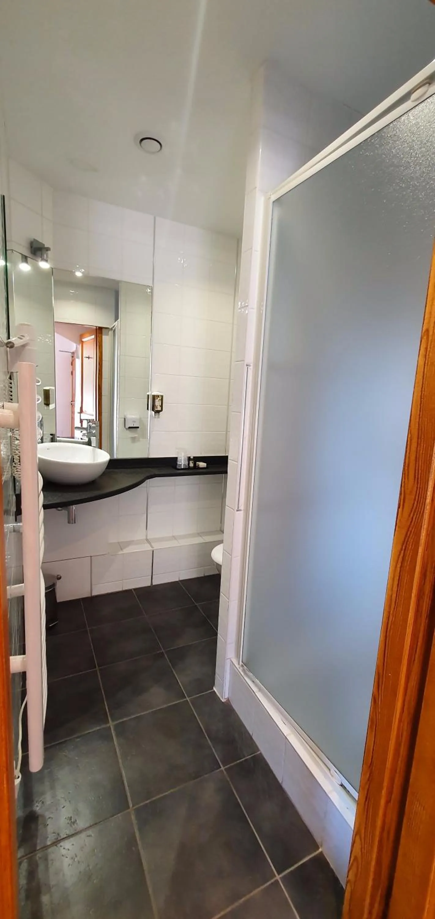 Shower in Hôtel Bella Vista