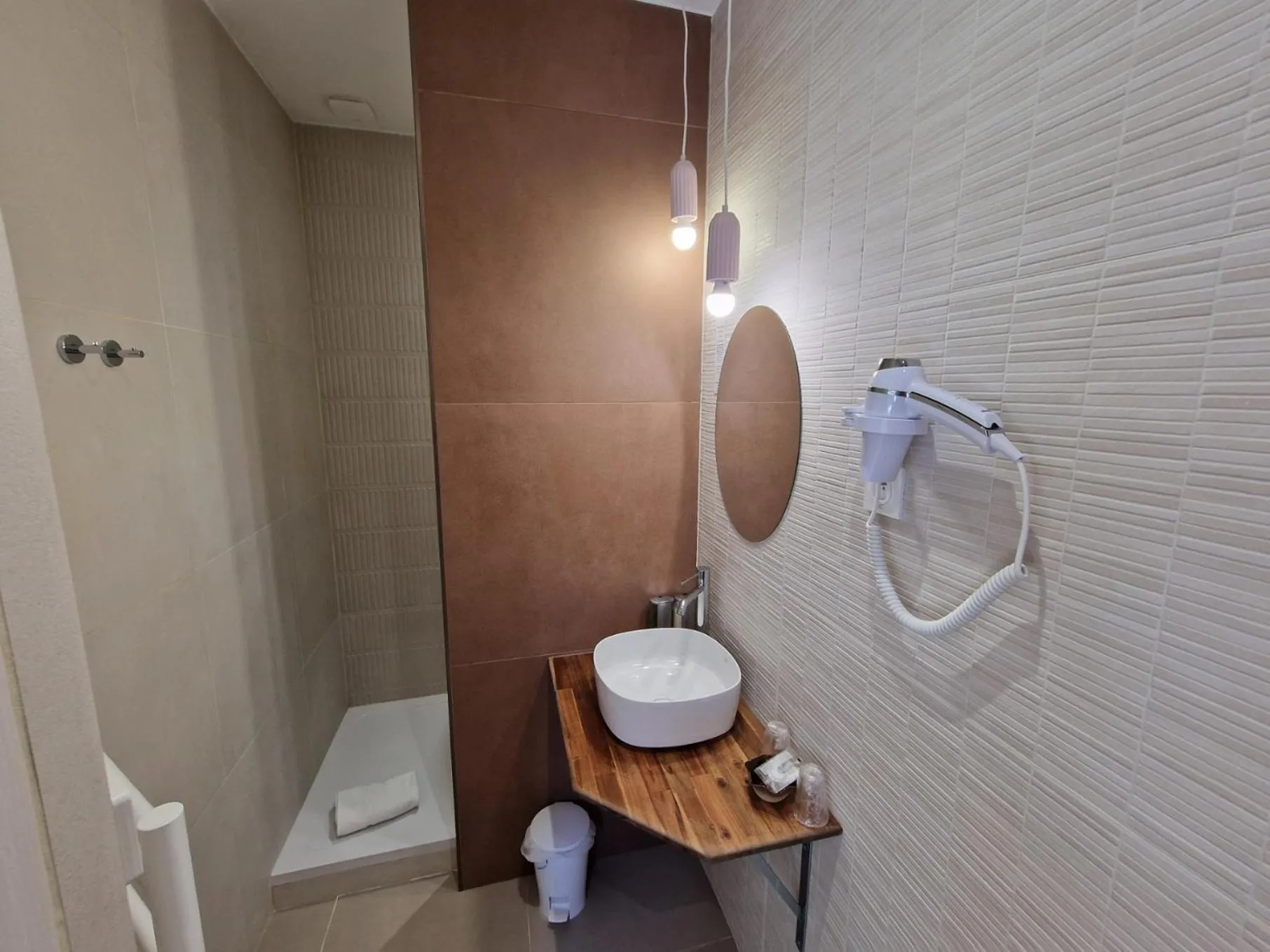 Shower in Hôtel Bella Vista