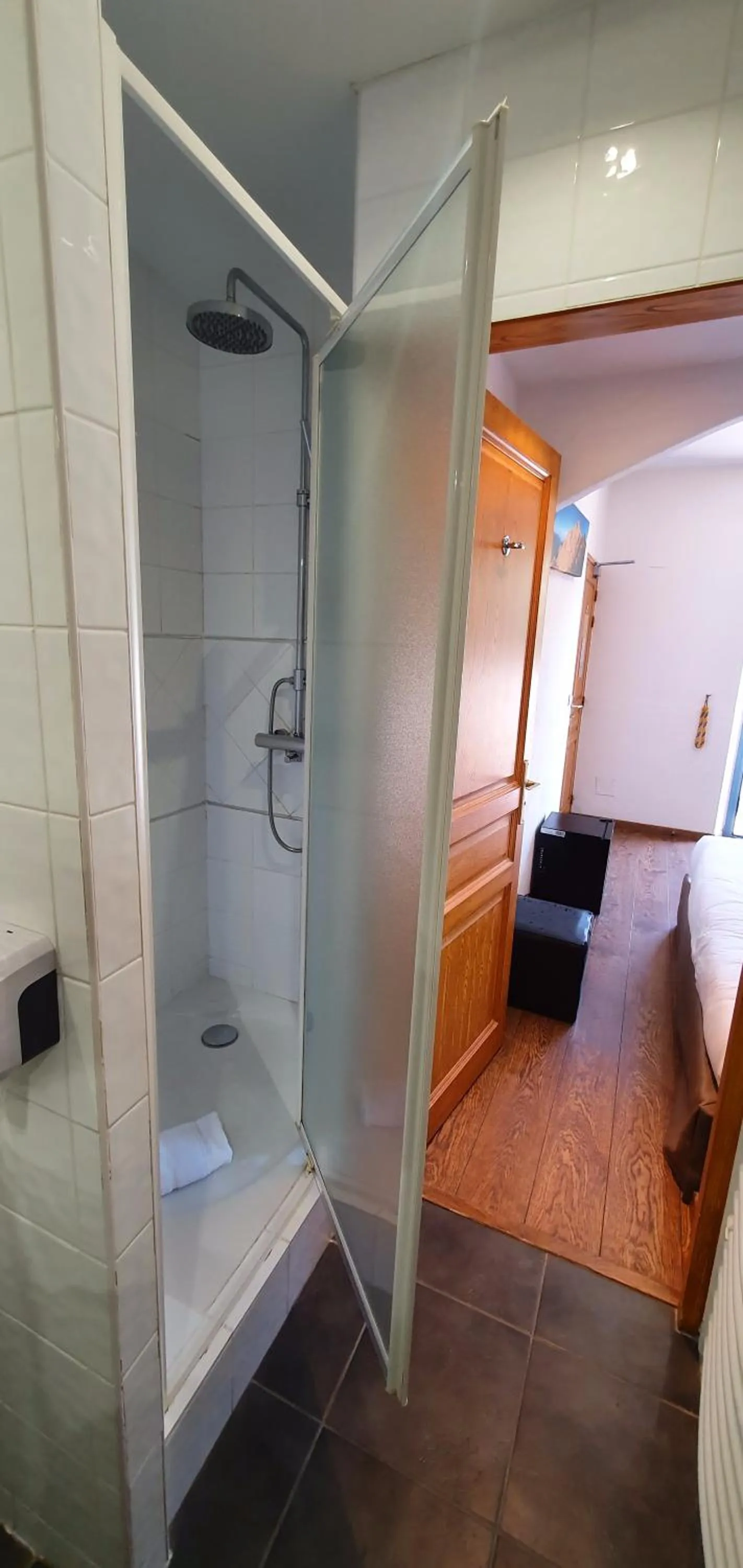 Shower in Hôtel Bella Vista