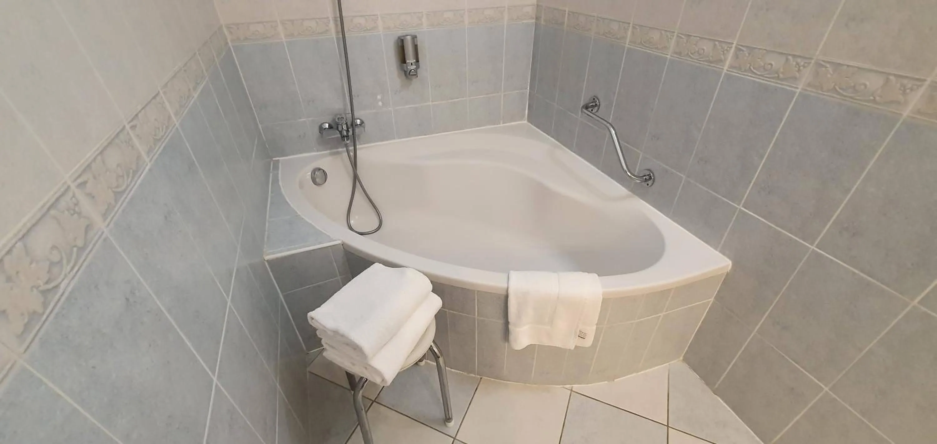 Bath in Hôtel Bella Vista